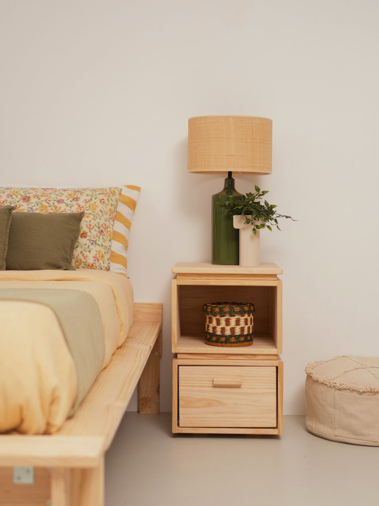 Mesita de noche con hueco y cajón de madera natural | LUFE 2