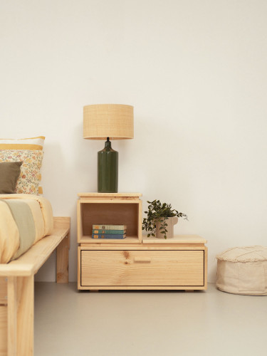 Mesita de noche de madera natural con hueco y cajón | LUFE