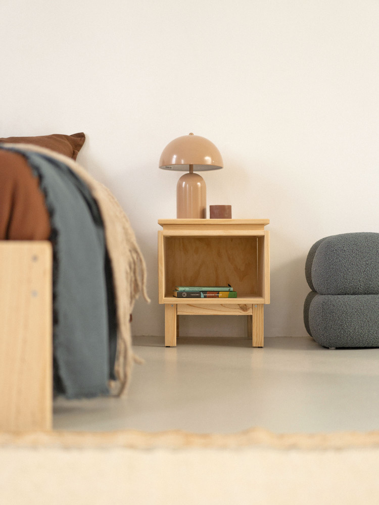 Mesita de noche baja fabricada con madera maciza 2