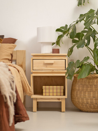 Mesita de noche de madera natural con almacenaje