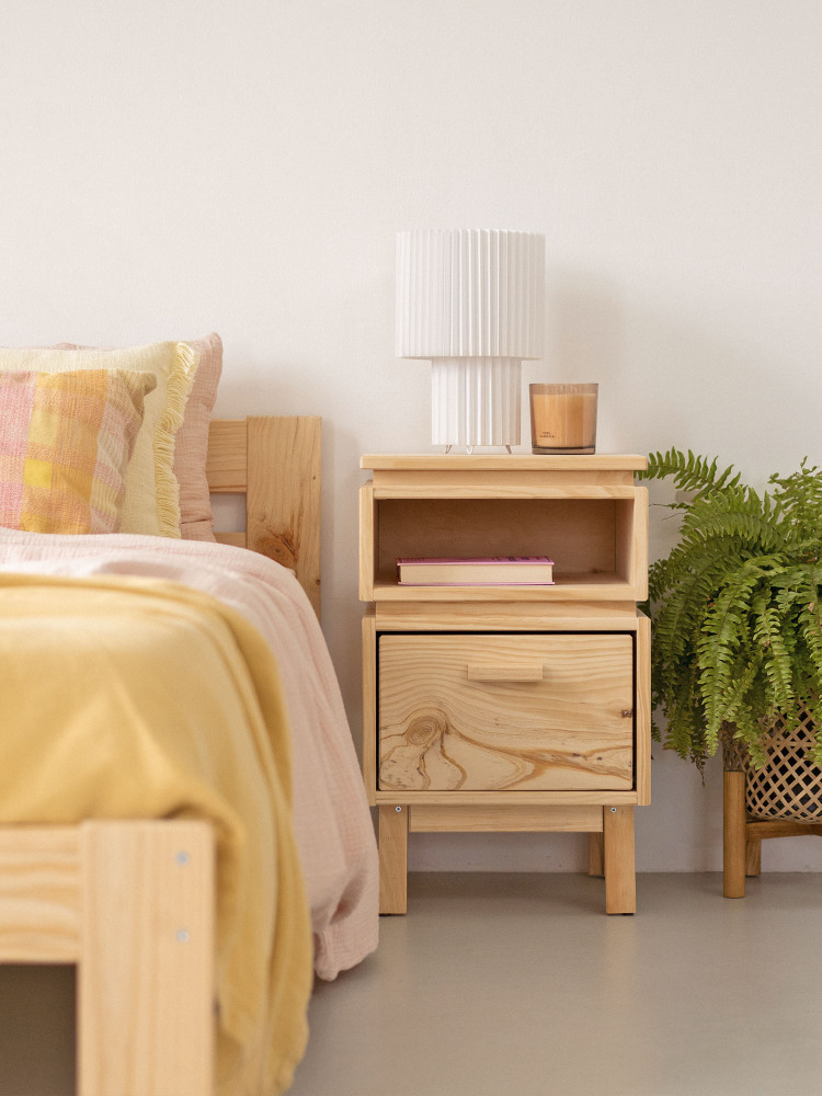 Mesita de noche de madera natural con un hueco y un cajón 2