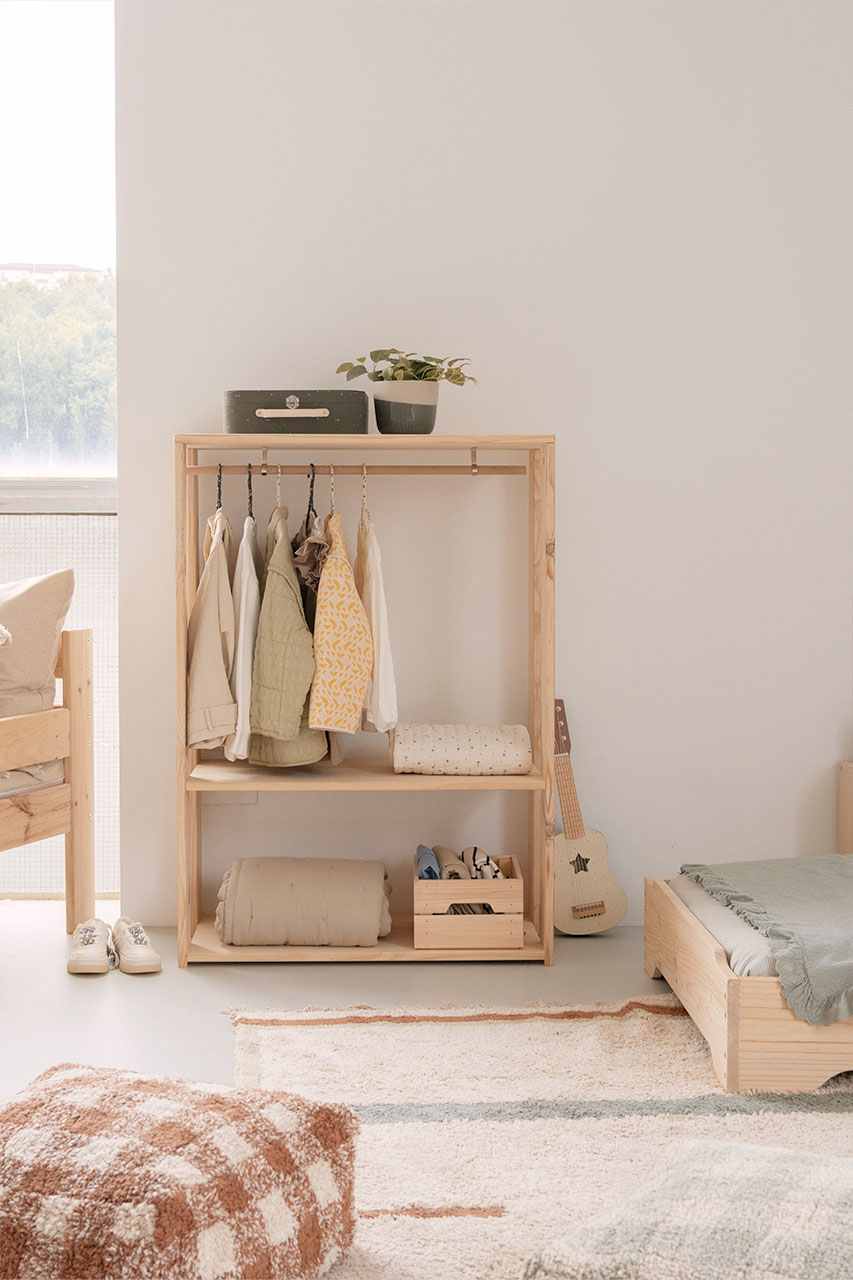 Imagen de ambiente 1 para:Armario infantil de madera de pino