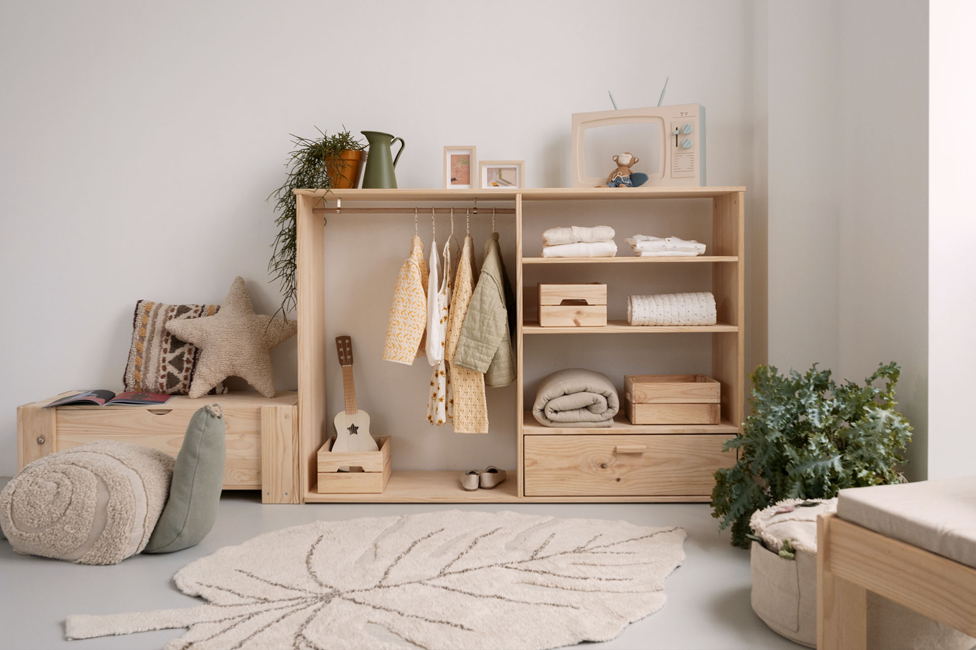 Imagen de ambiente 1 para:Armario infantil de madera de pino