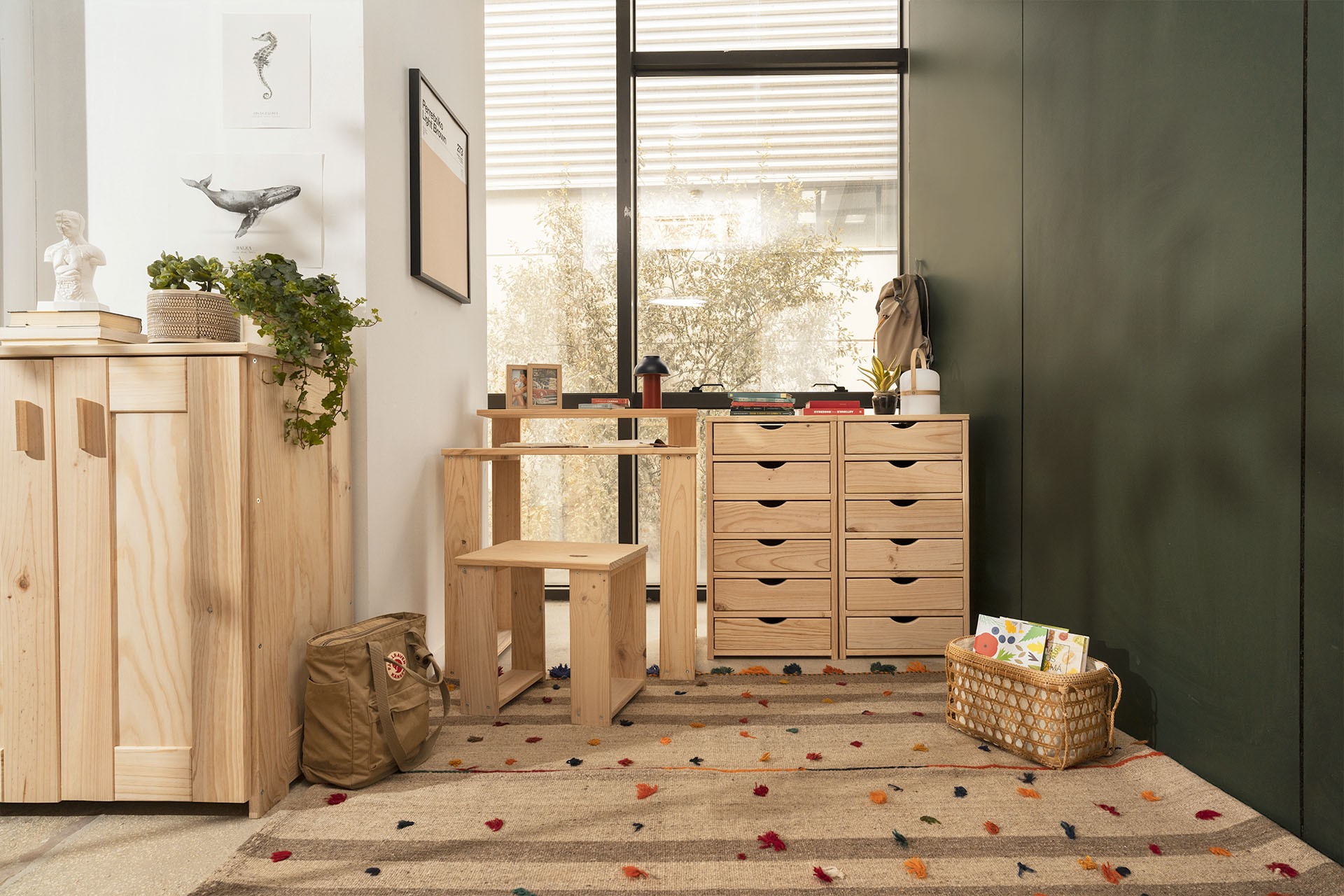 Imagen de ambiente 1 para:Escritorio peque&ntilde;o de madera de pino