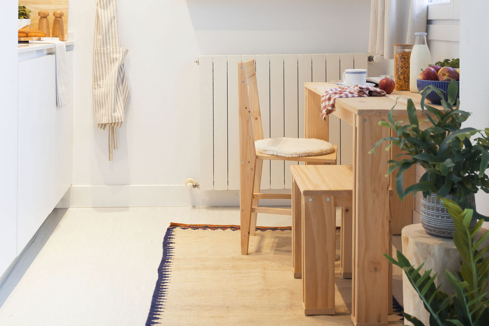 Imagen de ambiente 1 para:Mesa de comedor de madera de pino