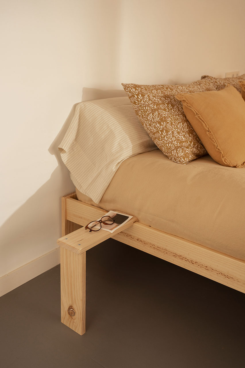 Imagen de ambiente 1 para:Mesita de noche de madera de pino