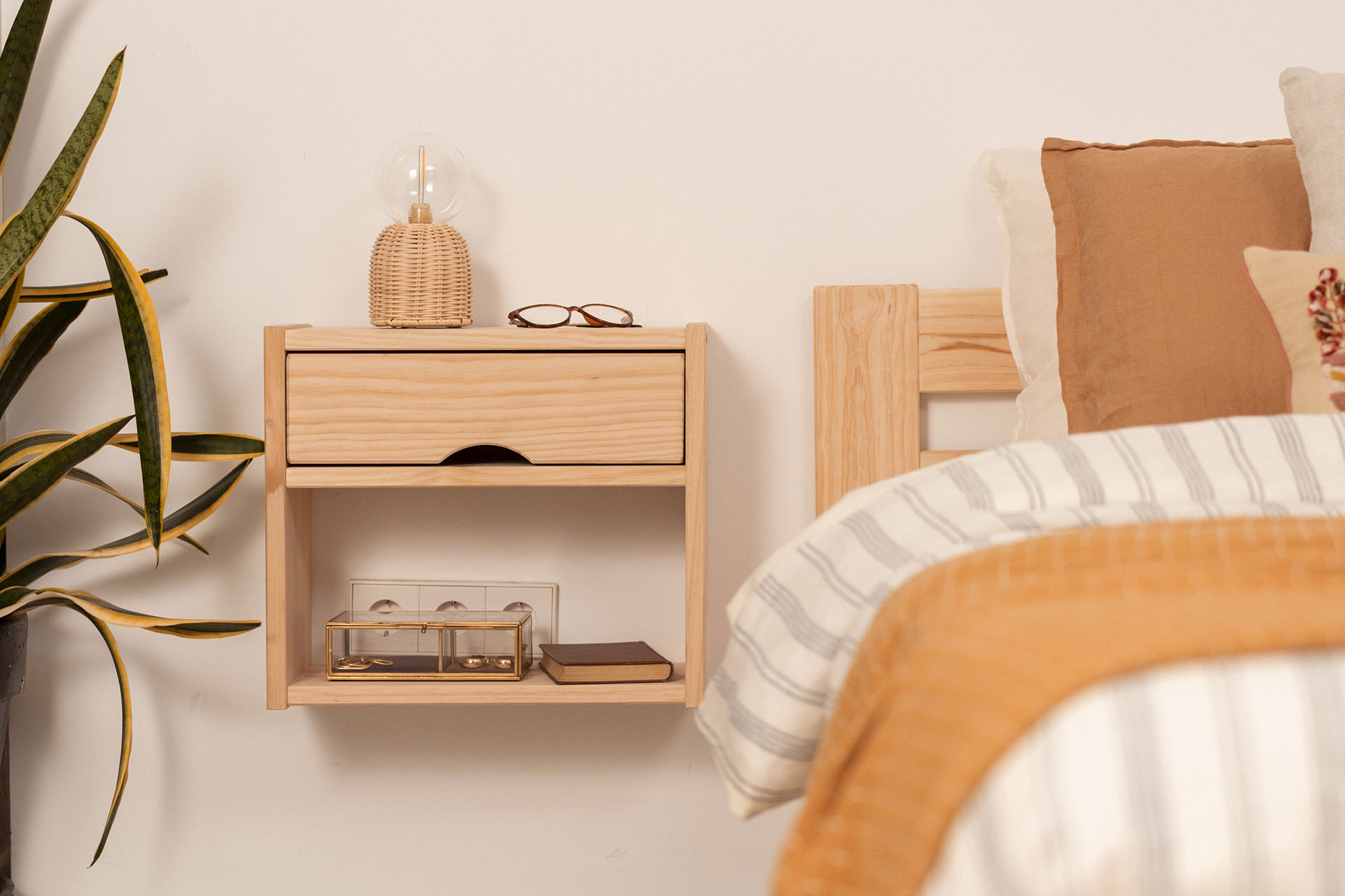 Imagen de ambiente 3 para:Mesita de noche de madera maciza
