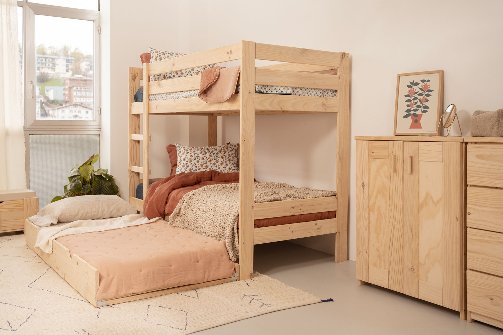 Imagen de ambiente 1 para:Litera de madera natural con cama nido