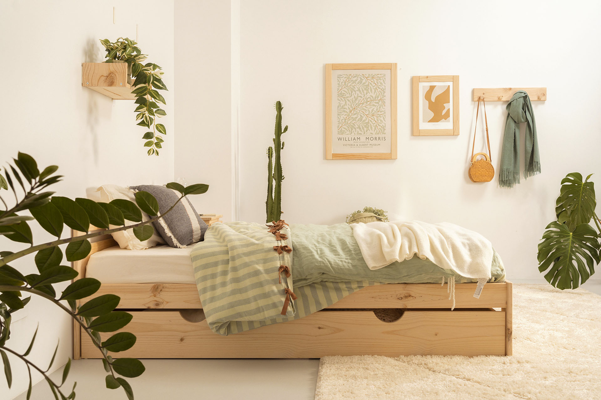 Imagen de ambiente 1 para:Cama individual de madera natural con almacenaje