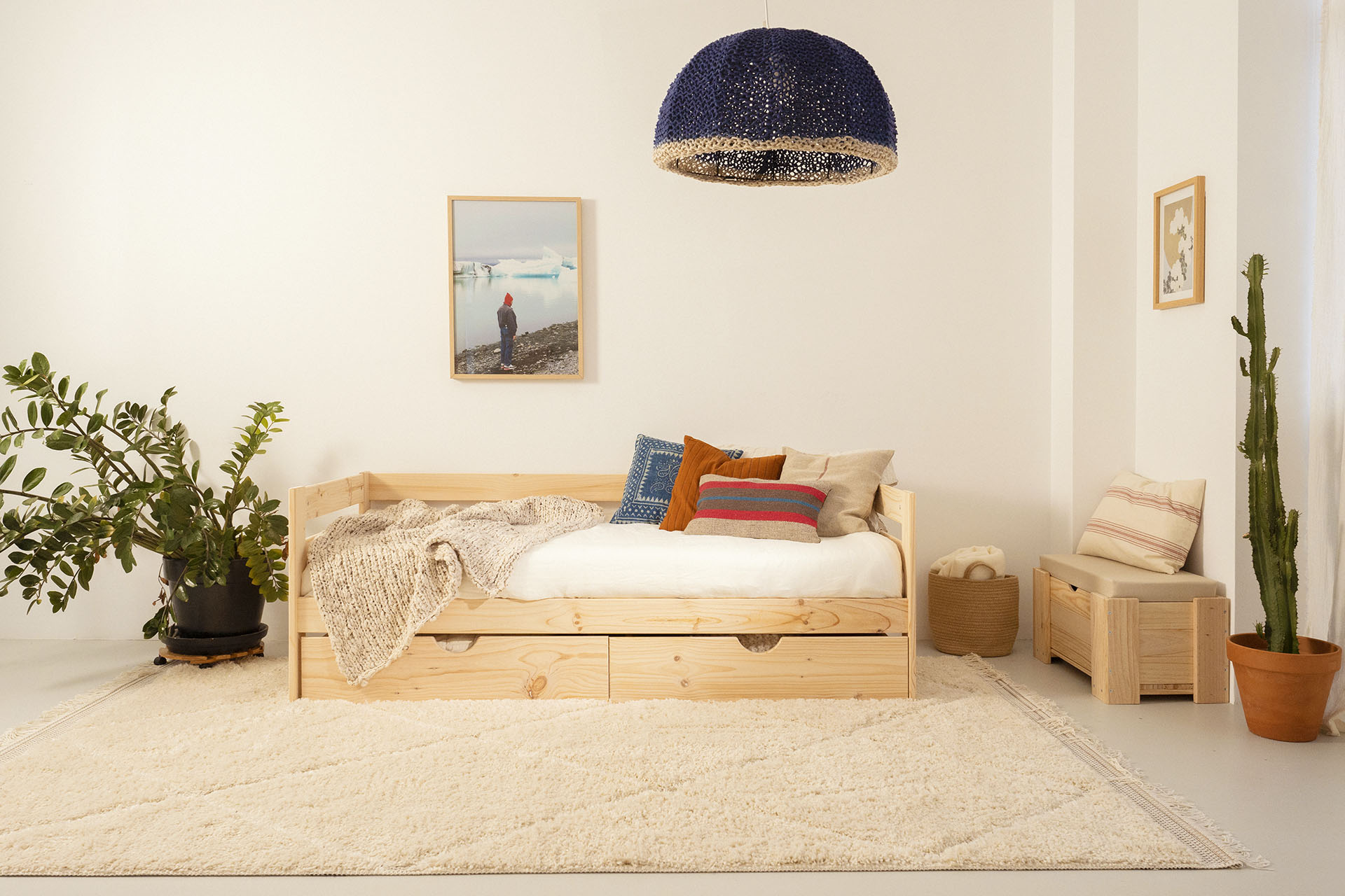 Imagen de ambiente 1 para:Cama div&aacute;n de madera de pino con almacenaje