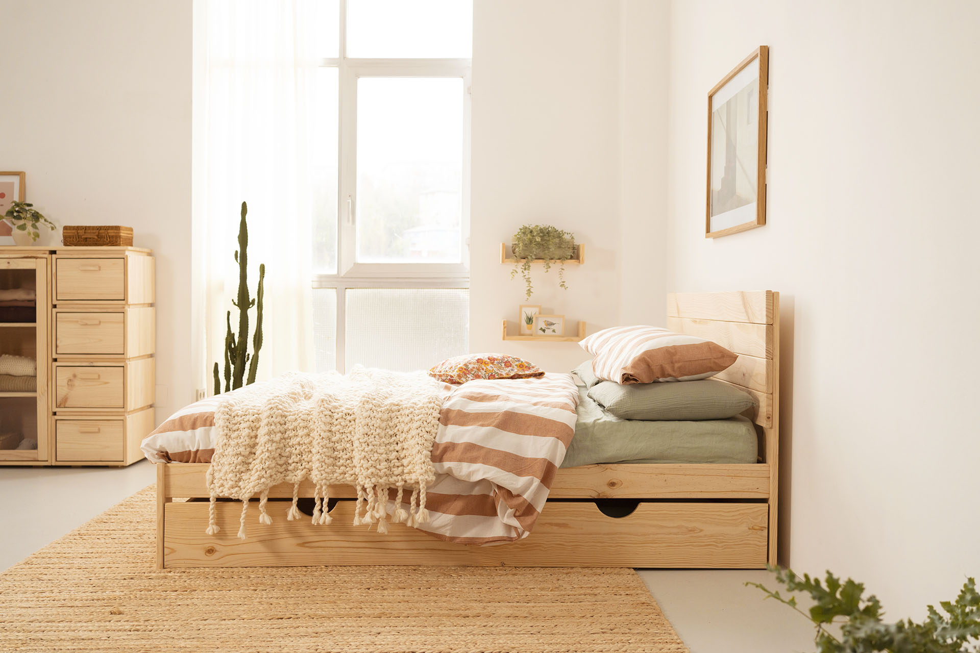 Imagen de ambiente 1 para:Cama doble de madera de pino con almacenaje