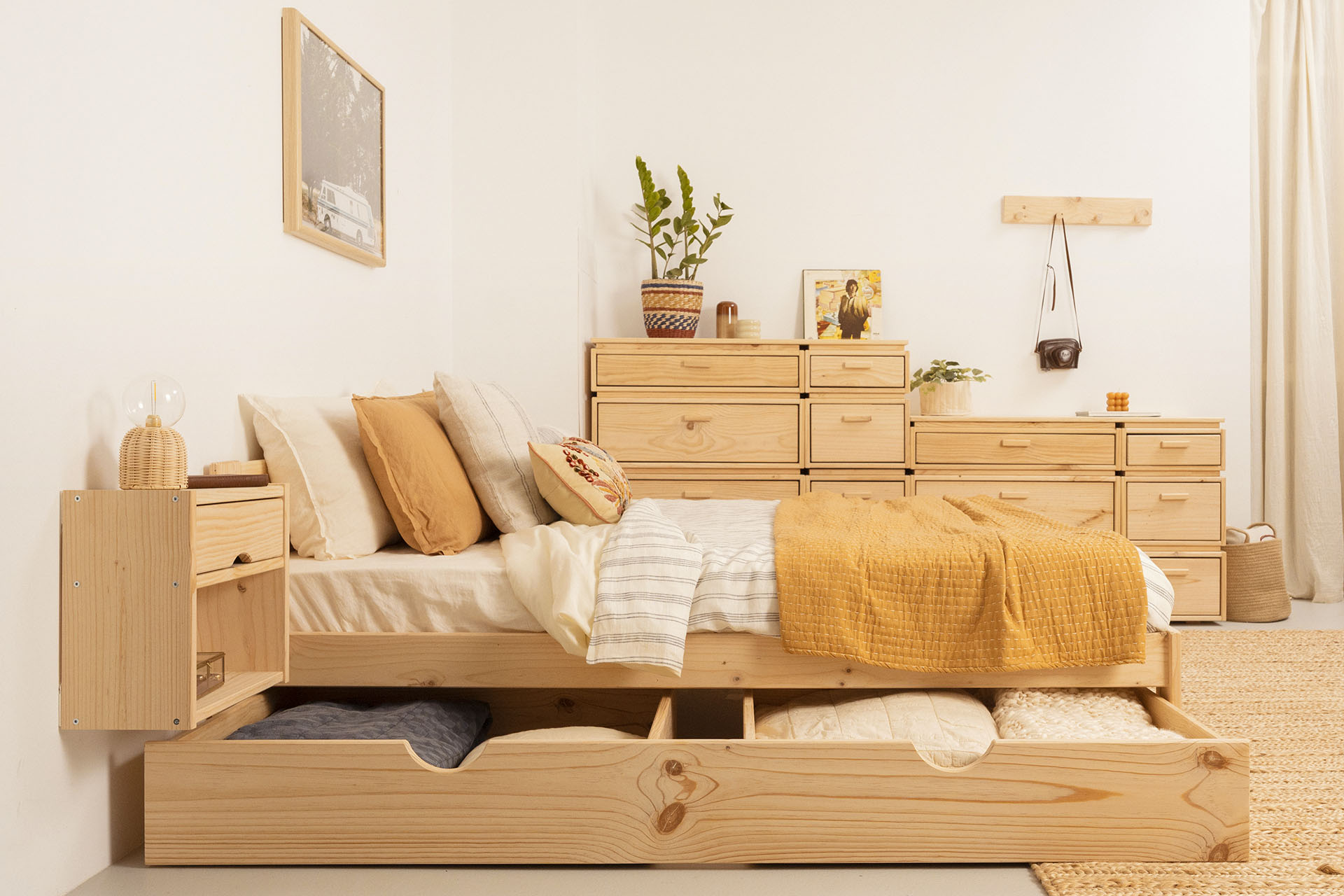 Imagen de ambiente 1 para:Cama doble de madera de pino con almacenaje