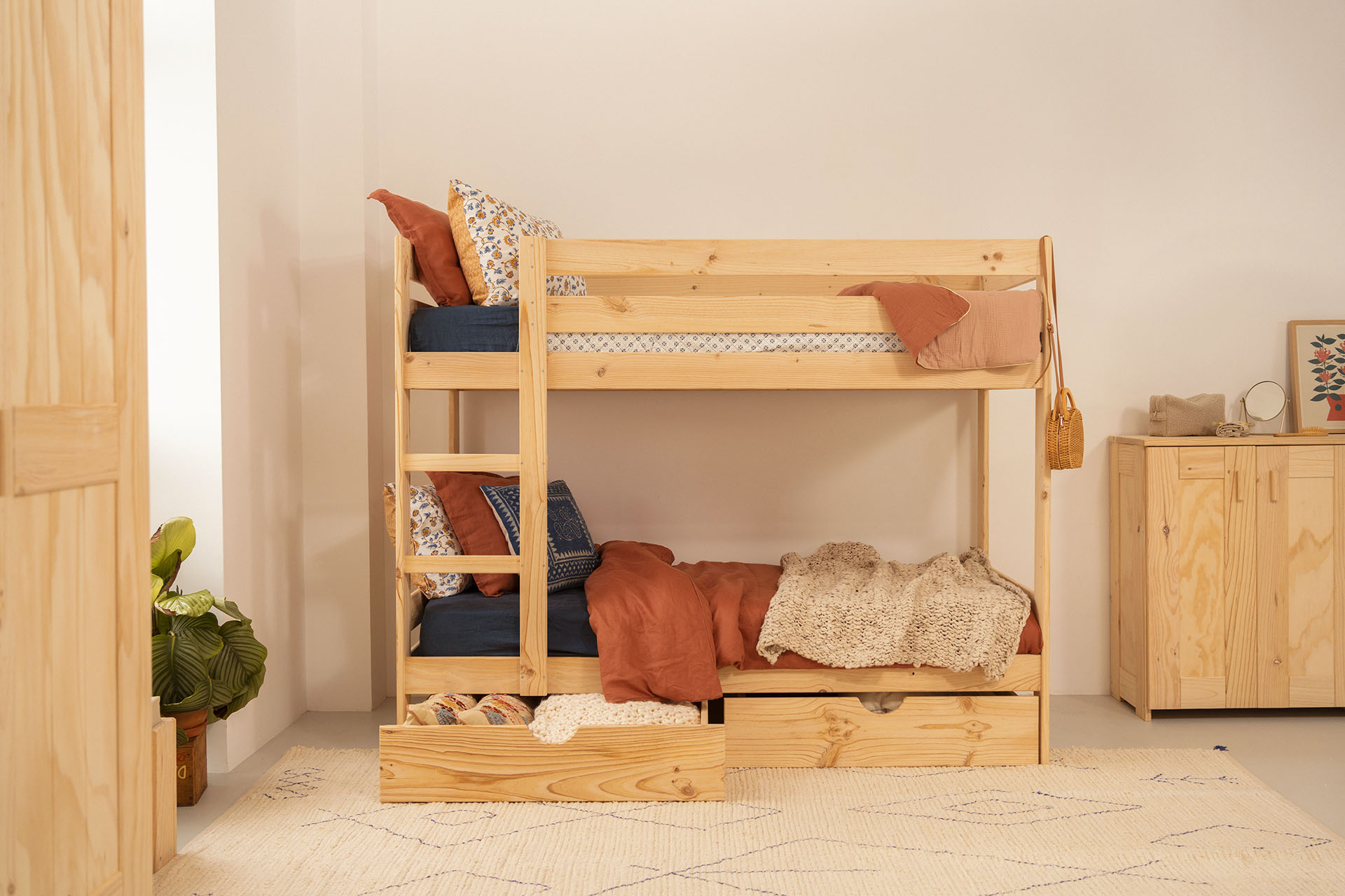 Imagen de ambiente 1 para:Litera de madera con cajones