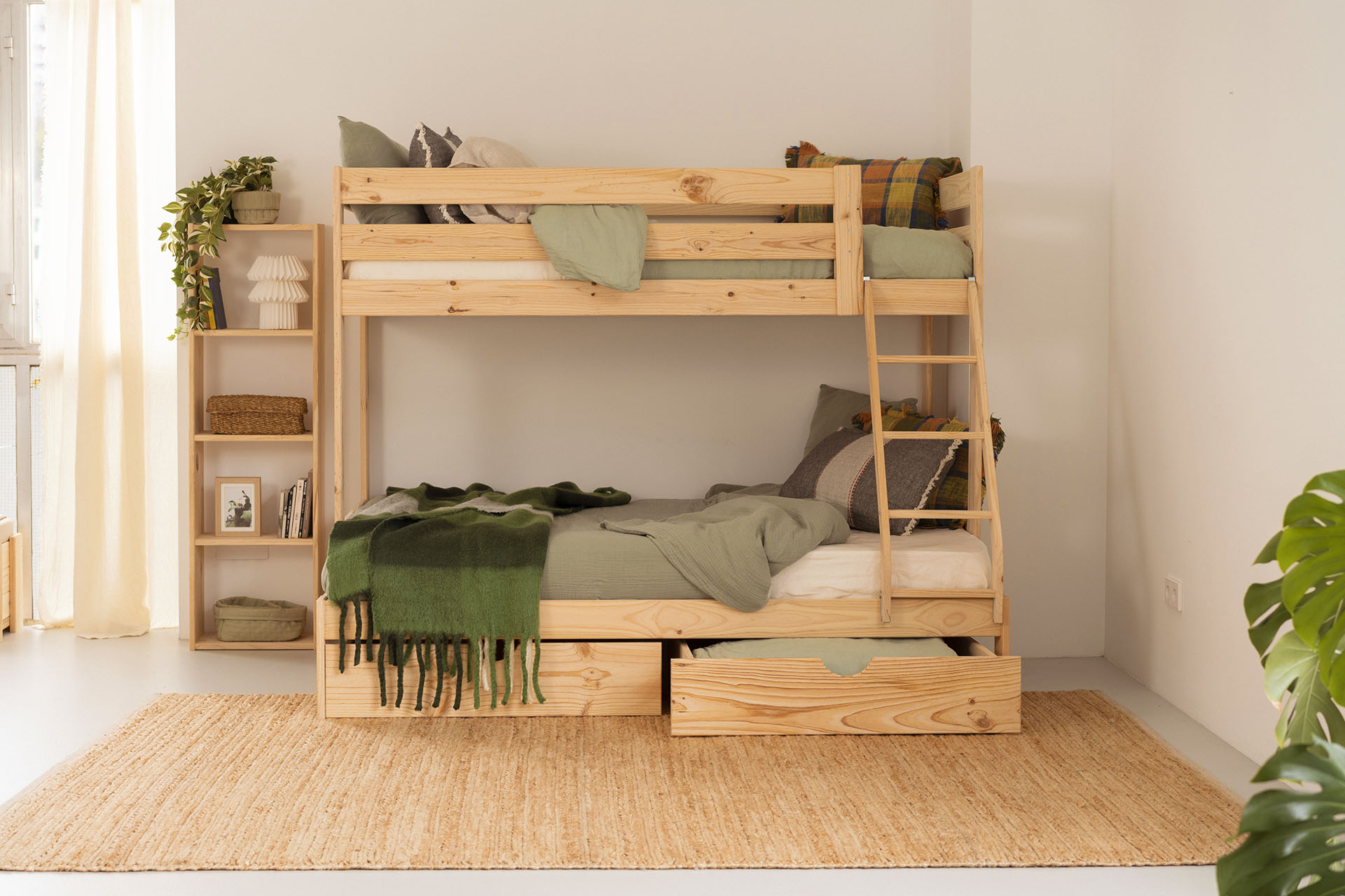 Imagen de ambiente 1 para:Litera triple de madera natural