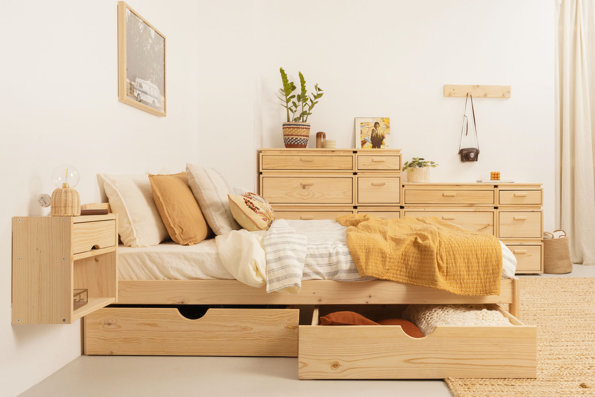 Imagen de ambiente 1 para:Cama doble de madera de pino con almacenaje