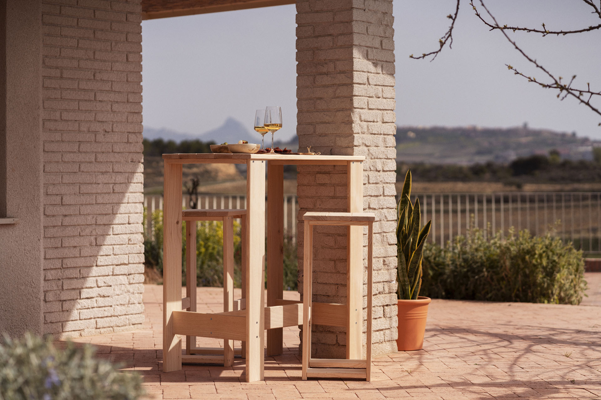 Imagen de ambiente 1 para:Taburete alto de madera de pino