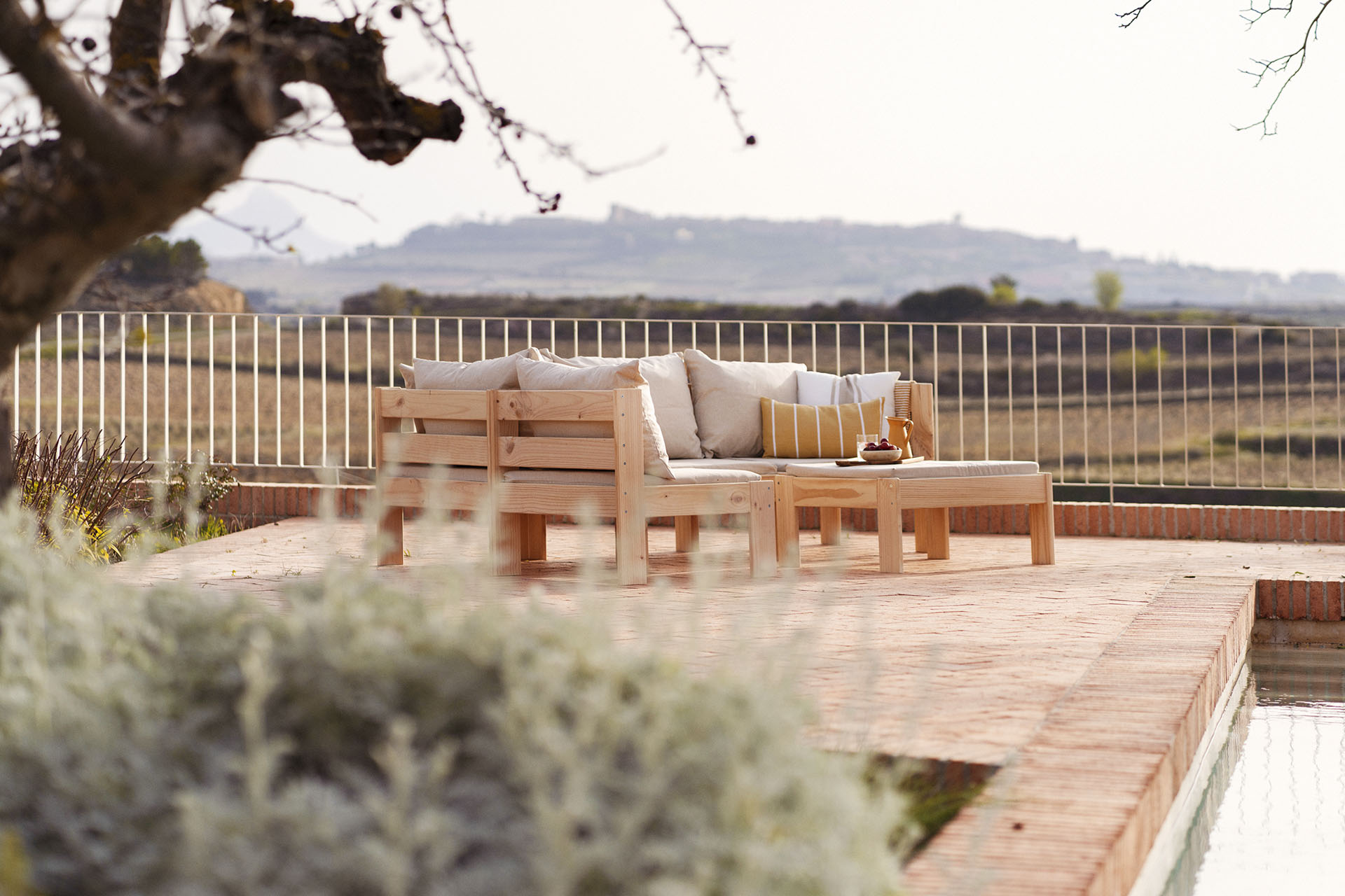 Imagen de ambiente 1 para:Conjunto de terraza de madera natural con cojines