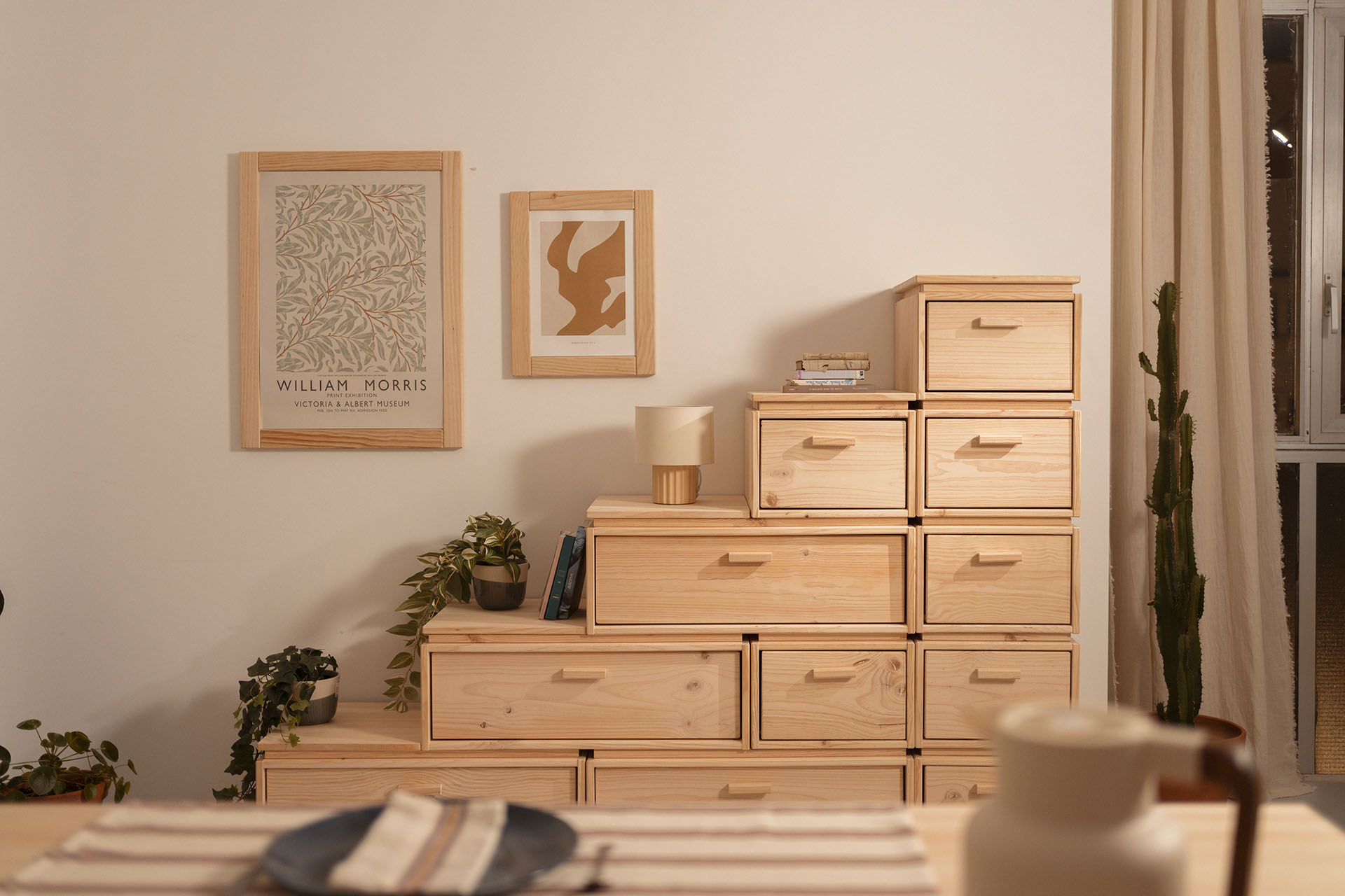 Imagen de ambiente 1 para:Cajonera escalera de madera natural