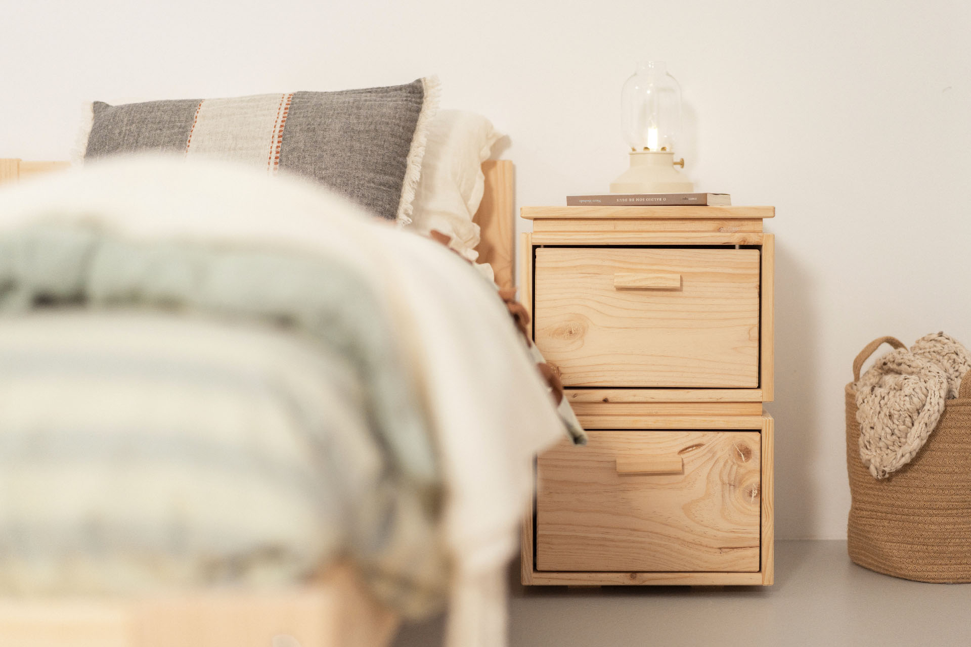 Imagen de ambiente 1 para:Mesita de noche de madera natural