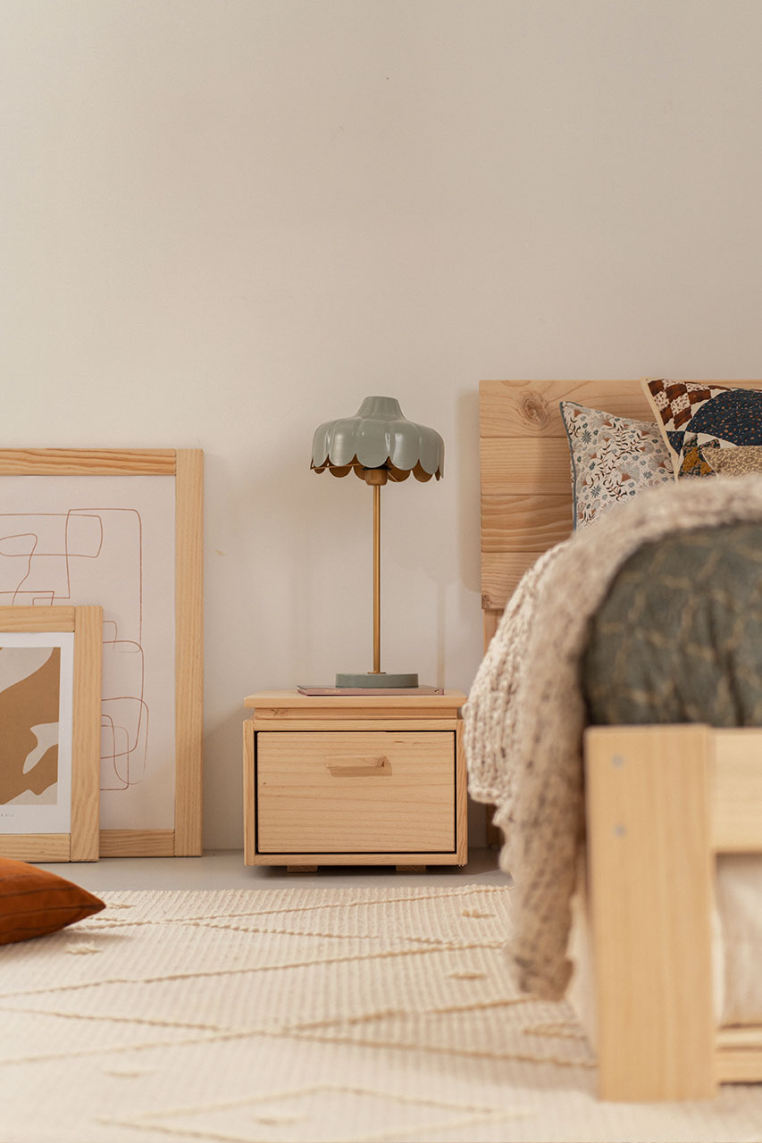 Imagen de ambiente 1 para:Mesita de noche de madera natural