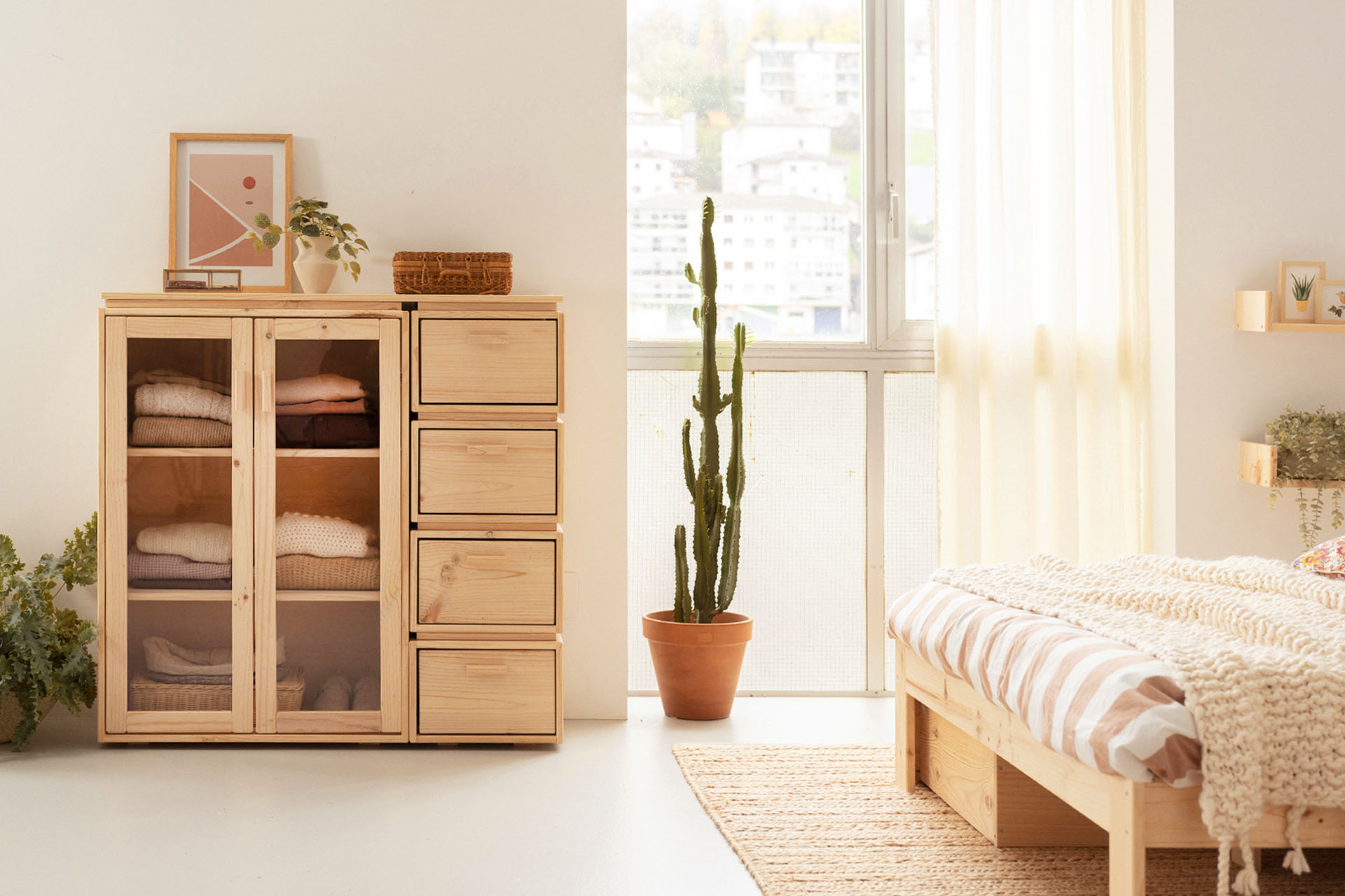 Imagen de ambiente 1 para:Vitrina de madera natural
