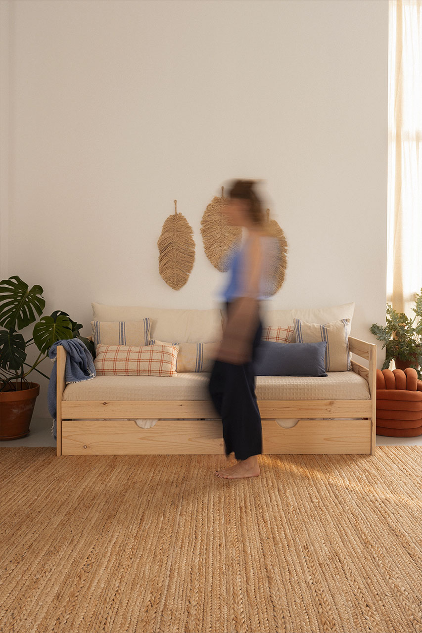 Imagen de ambiente 1 para:Div&aacute;n de madera con cajones