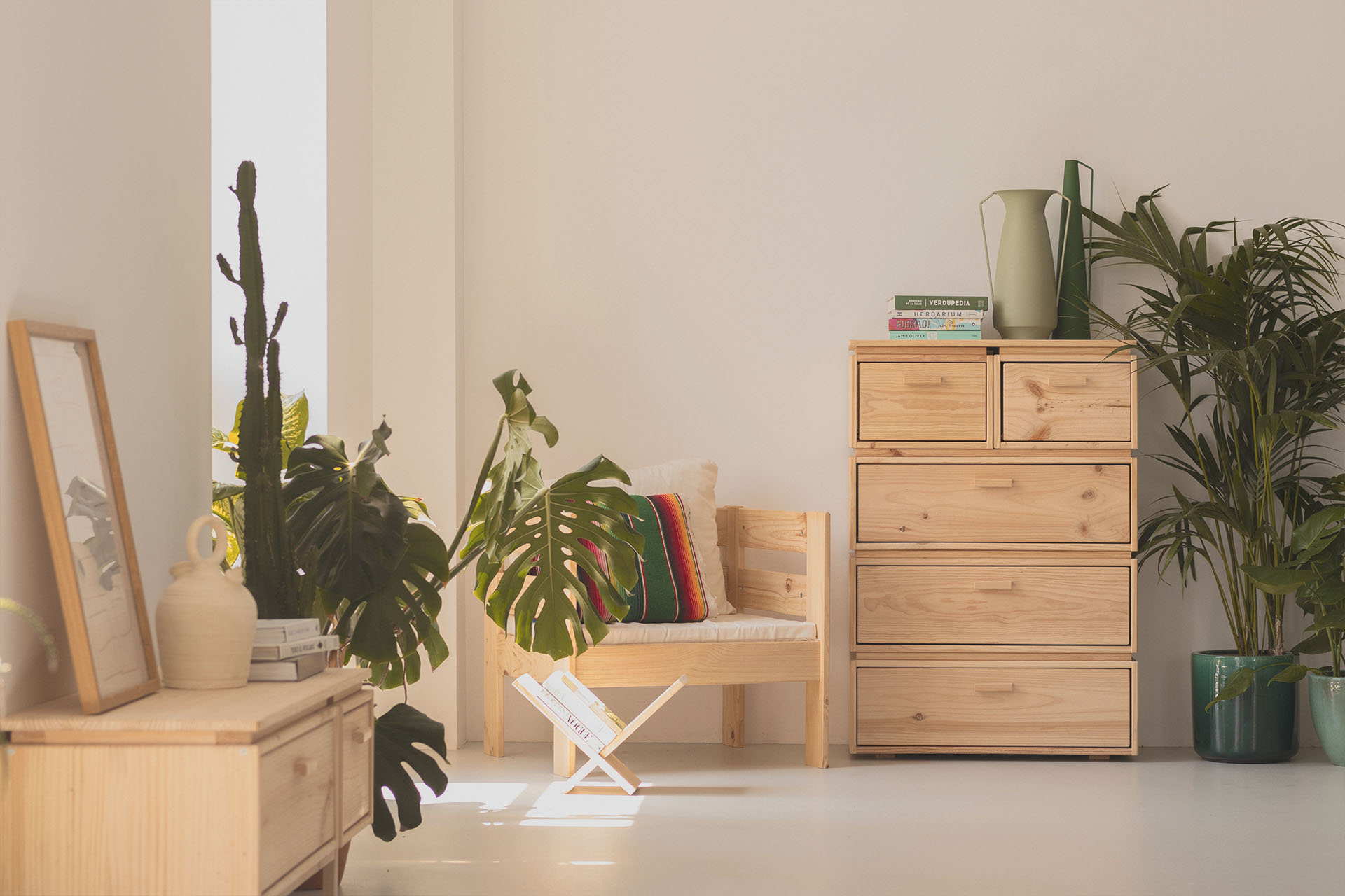 Imagen de ambiente 1 para:C&oacute;moda alta de madera