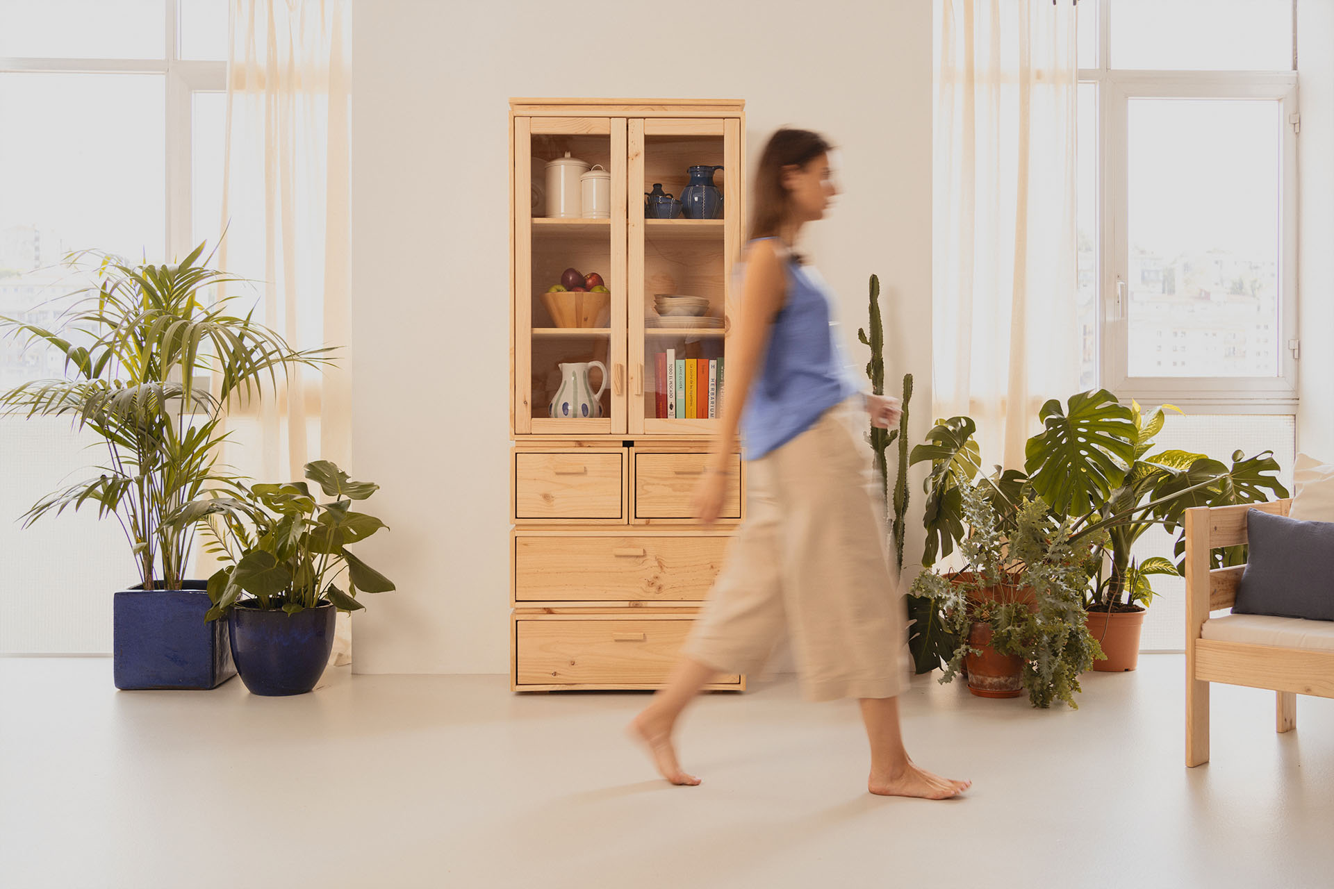 Imagen de ambiente 1 para:Vitrina alta de madera