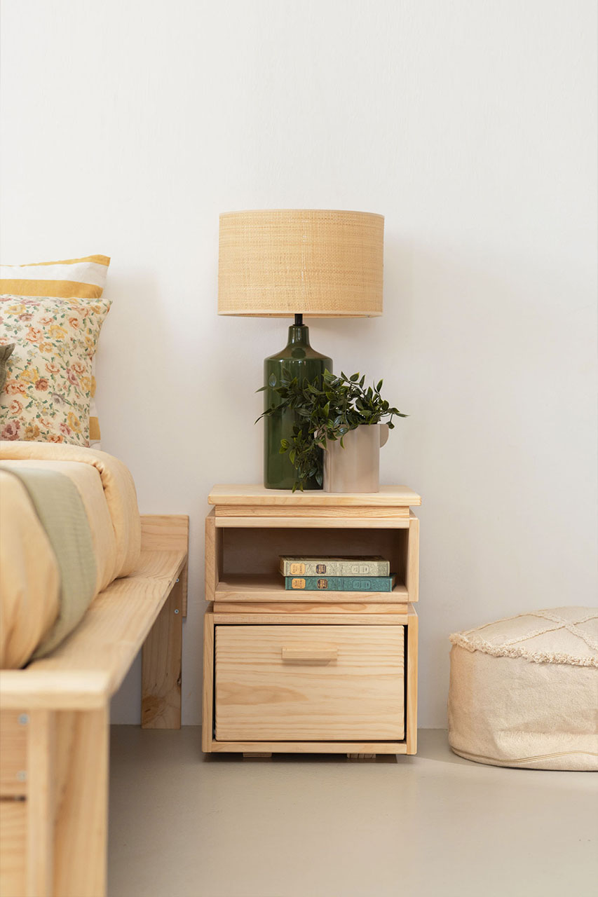 Imagen de ambiente 1 para:Mesita de noche de madera natural con caj&oacute;n