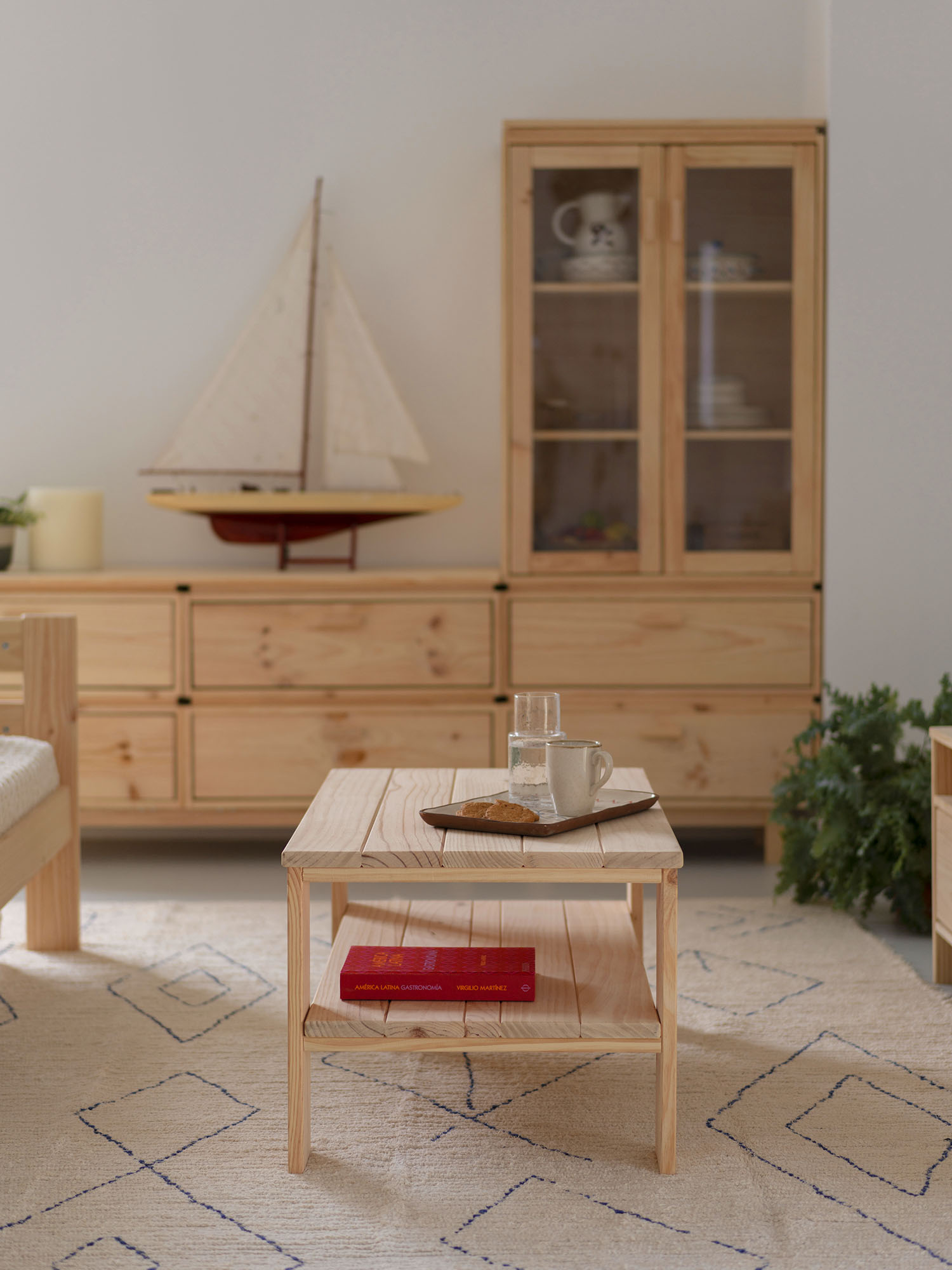 Imagen de ambiente 1 para:Mesa auxiliar de madera de pino