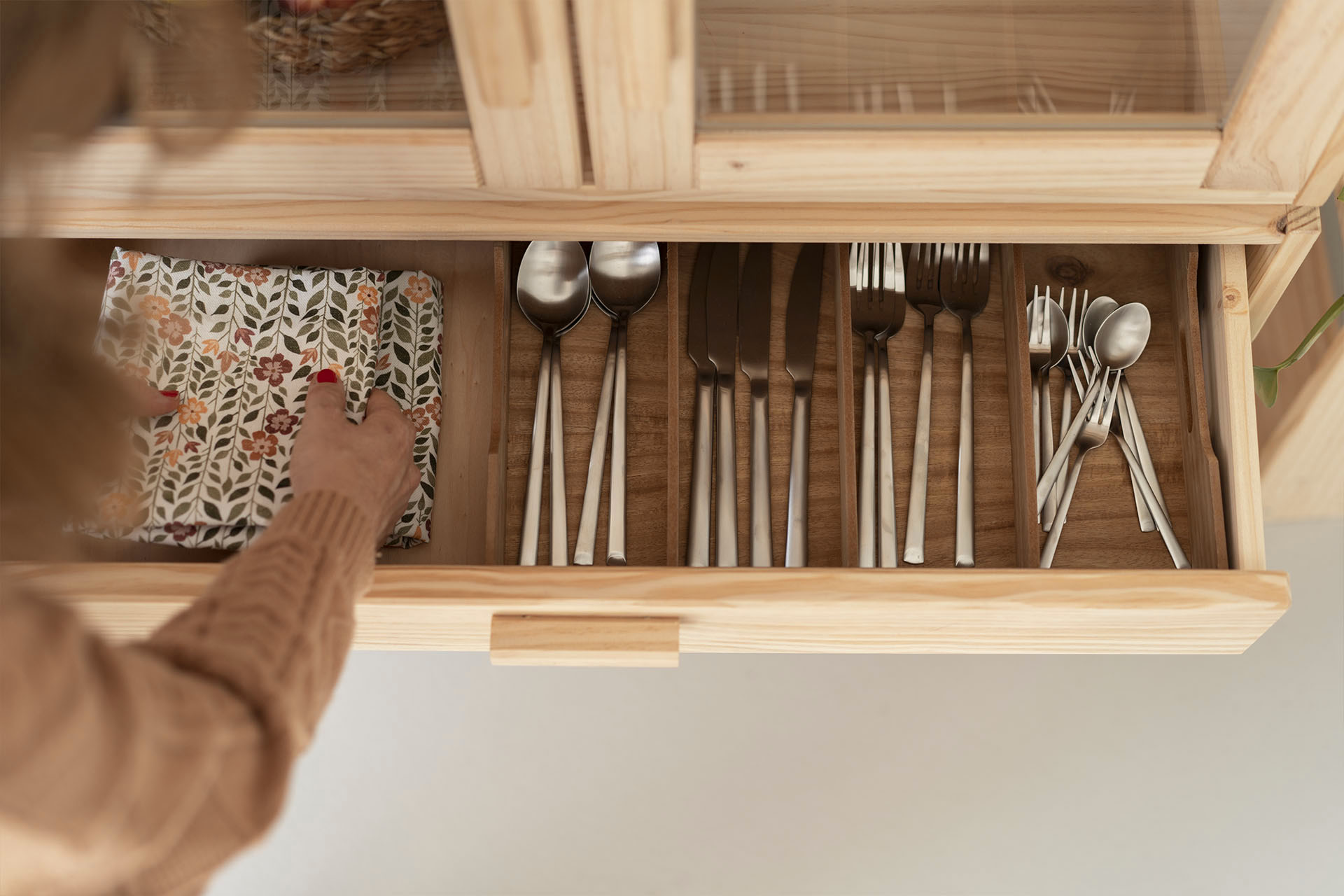 Imagen de ambiente 2 para:Vitrina modular de madera maciza
