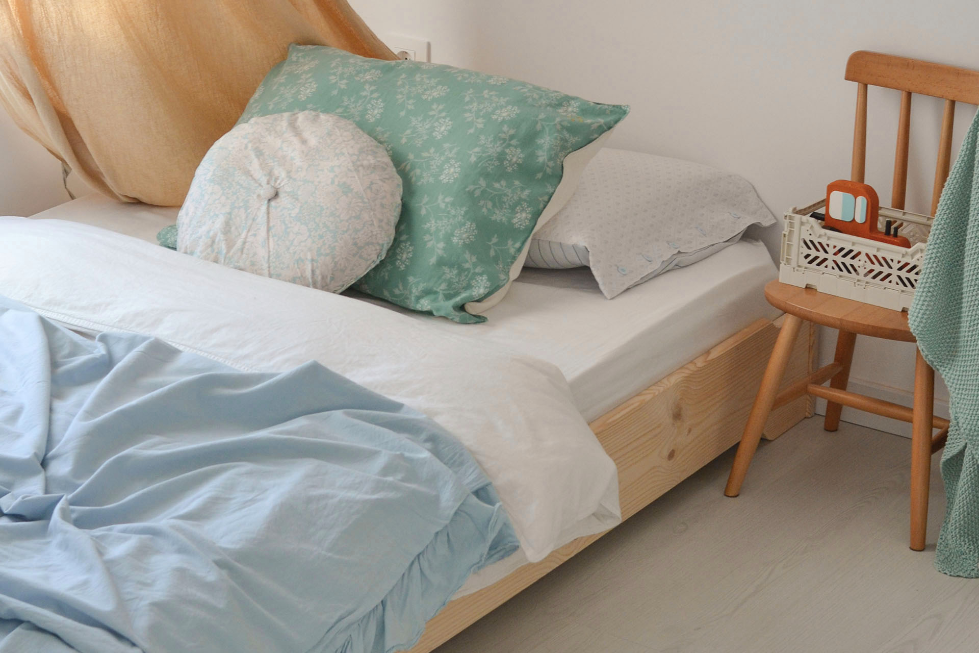 Imagen de ambiente 2 para:Cama a ras de suelo de madera natural
