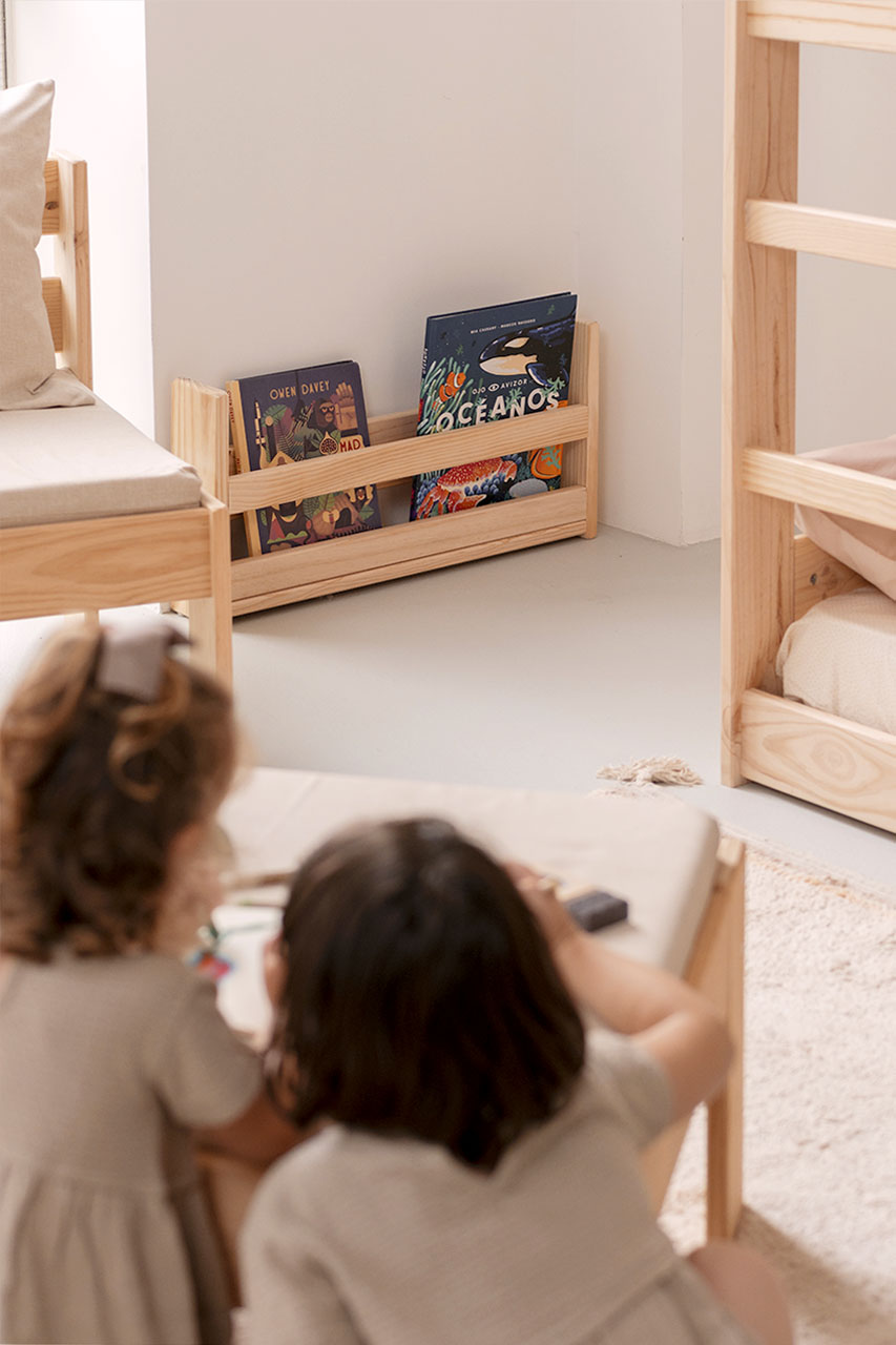 Imagen de ambiente 2 para:Estanter&iacute;a infantil de madera natural