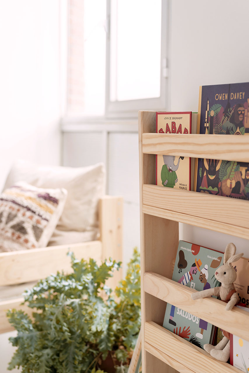 Imagen de ambiente 2 para:Estanter&iacute;a Montessori de madera natural