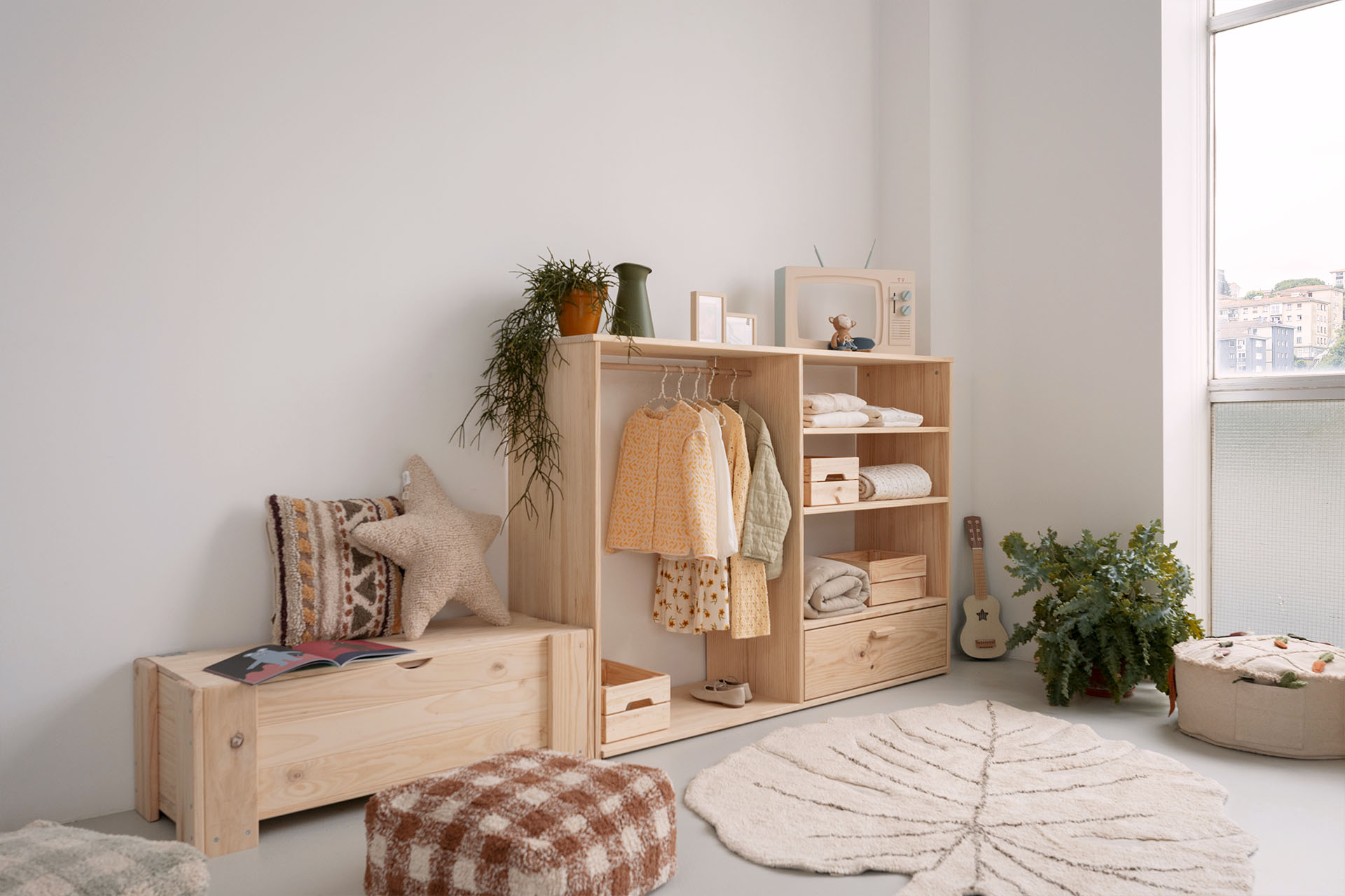 Imagen de ambiente 2 para:Armario Montessori de madera natural