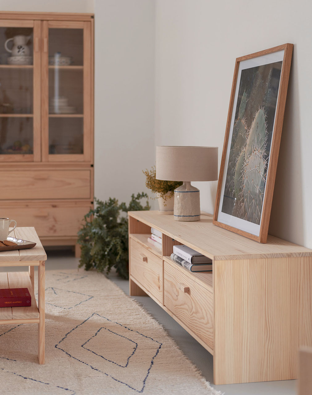 Imagen de ambiente 2 para:Mueble de tv de madera natural