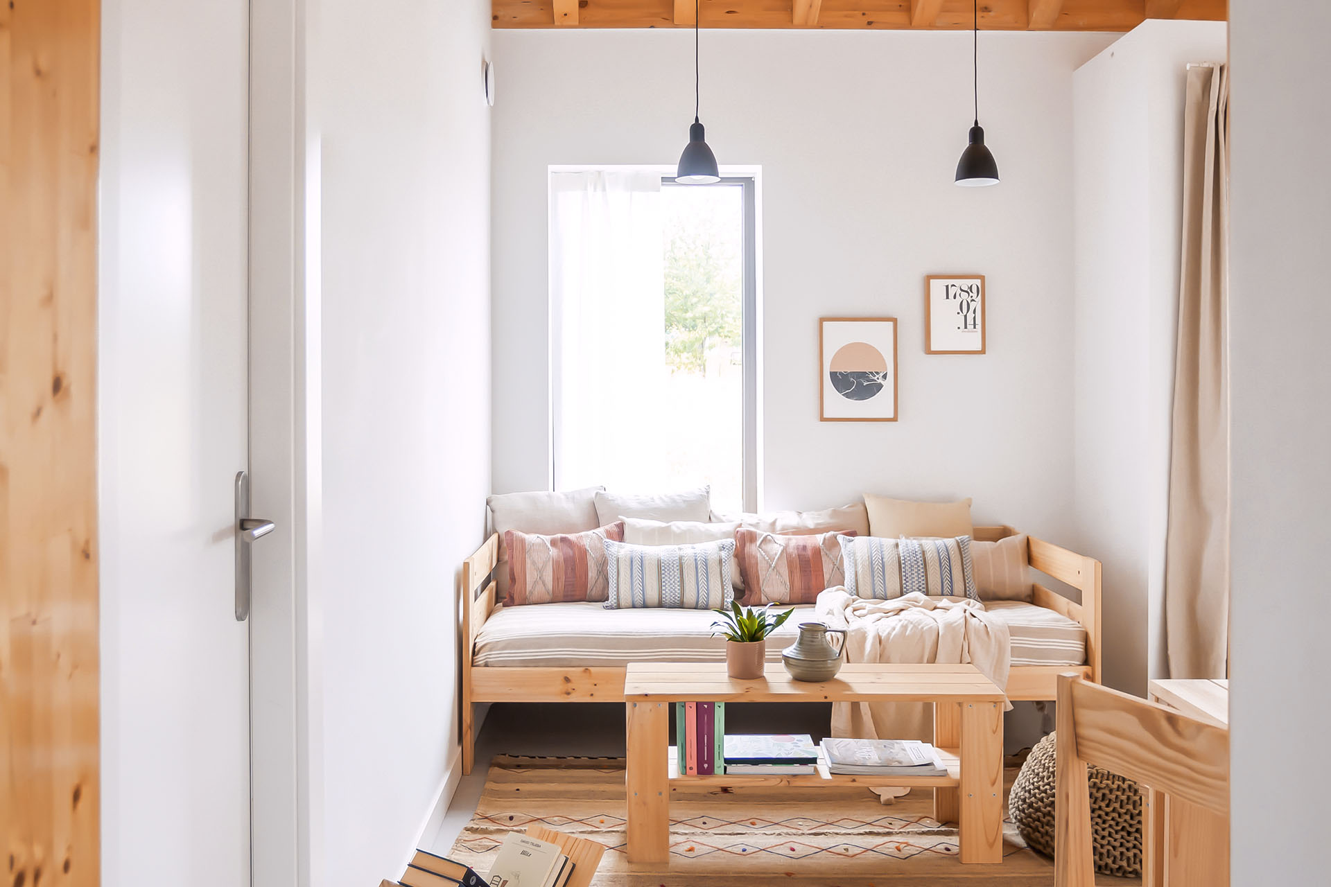 Imagen de ambiente 2 para:Cama sof&aacute; individual de madera natural