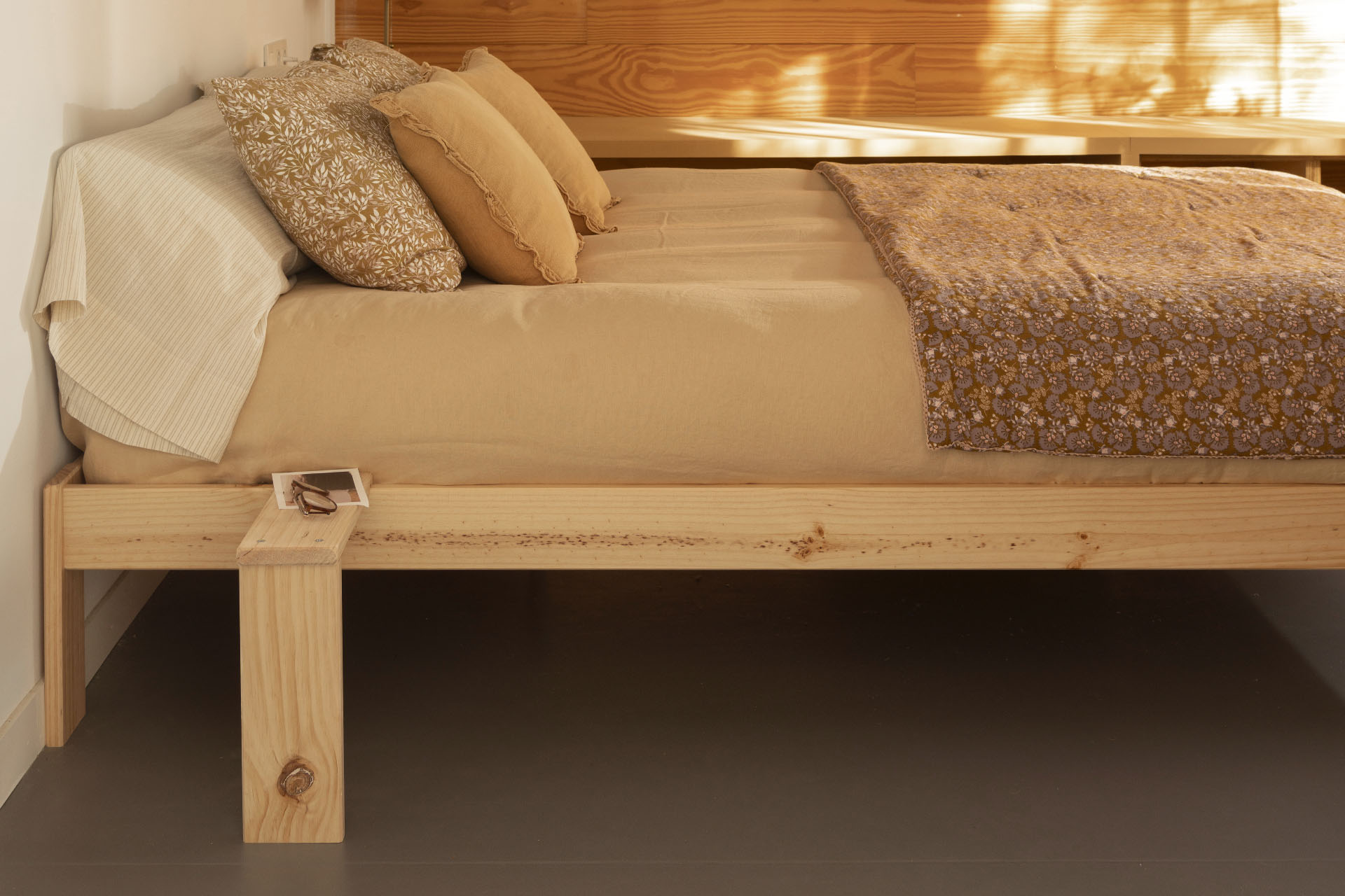 Imagen de ambiente 2 para:Mesilla de noche de madera natural con pata