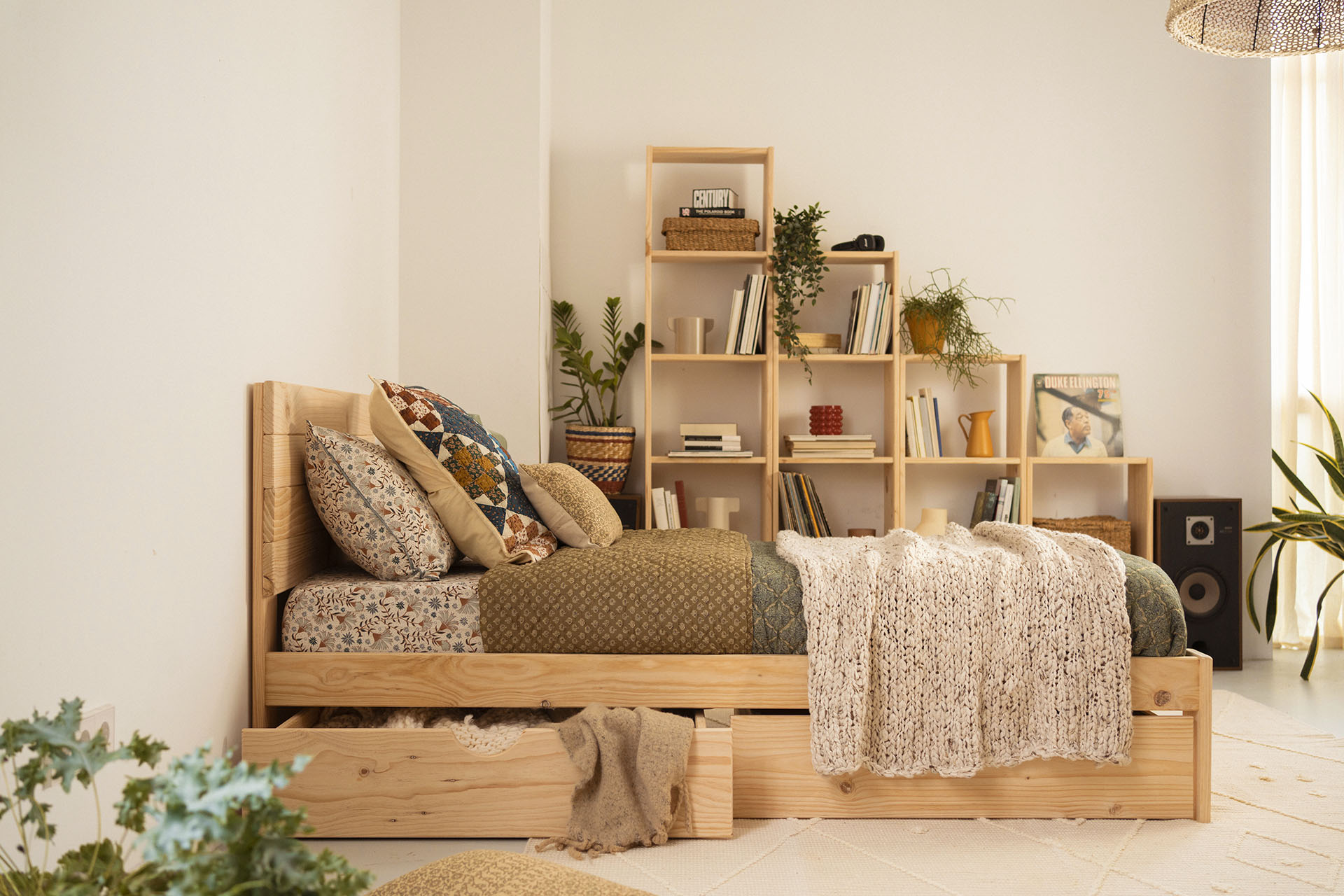 Imagen de ambiente 2 para:Cama individual de madera natural con cajones
