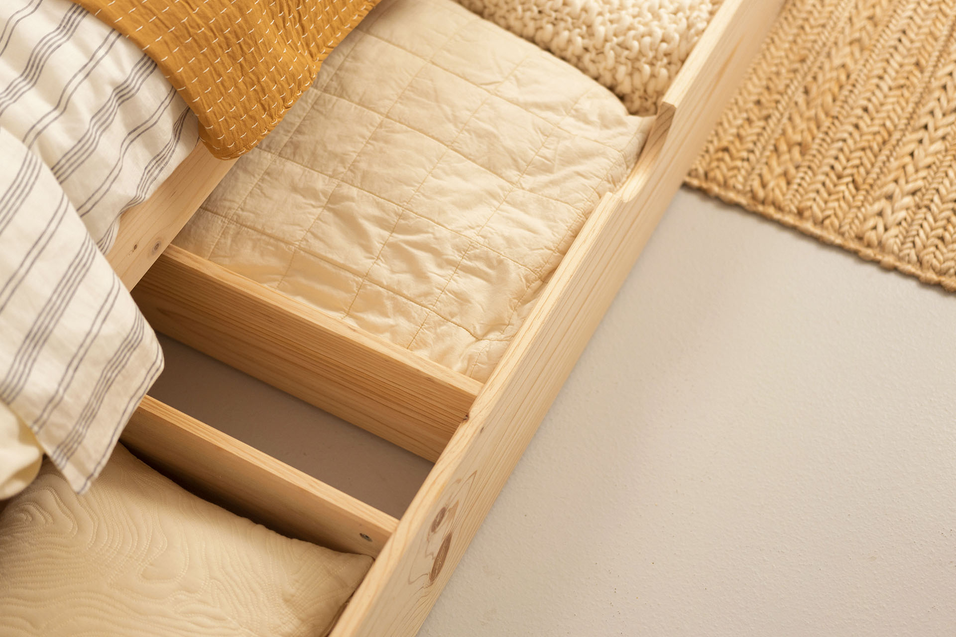 Imagen de ambiente 2 para:Cama doble de madera ecol&oacute;gica con almacenaje