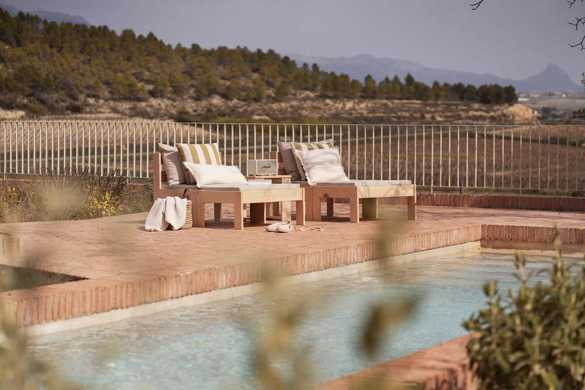 Imagen de ambiente 4 para:Sillones de madera maciza para exterior