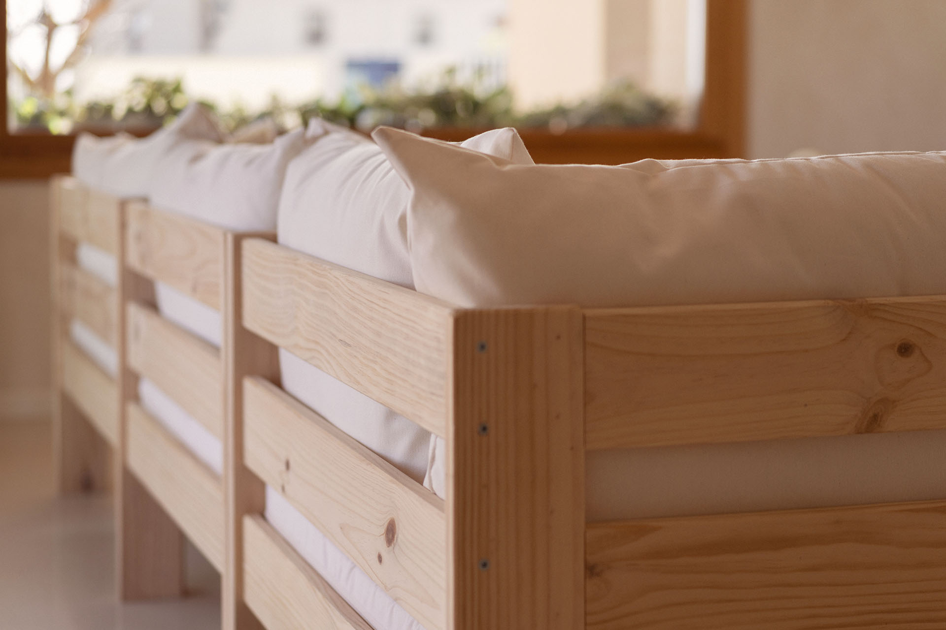 Imagen de ambiente 2 para:Conjunto sof&aacute; de madera natural