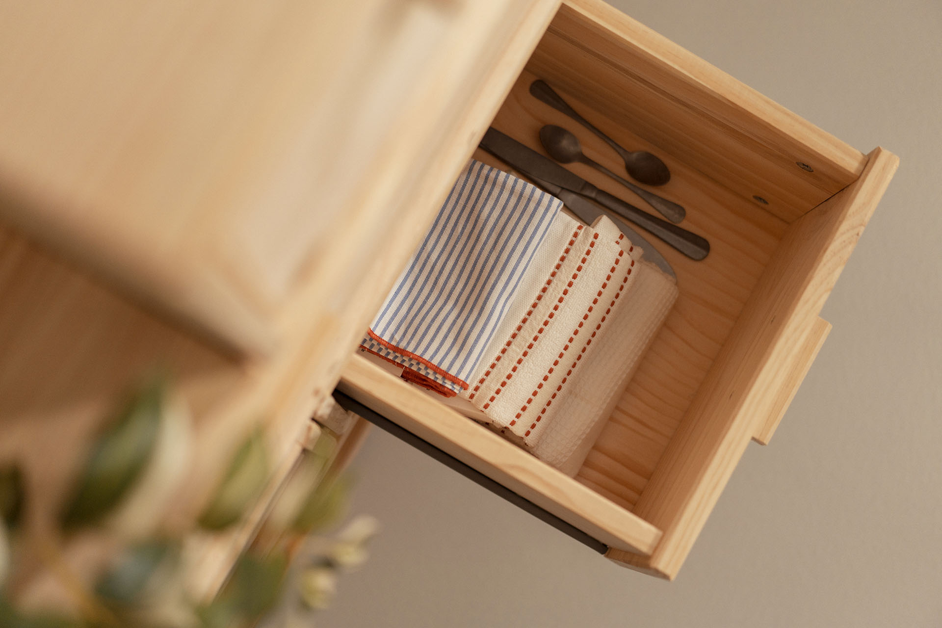 Imagen de ambiente 2 para:Cajonera columna de madera natural