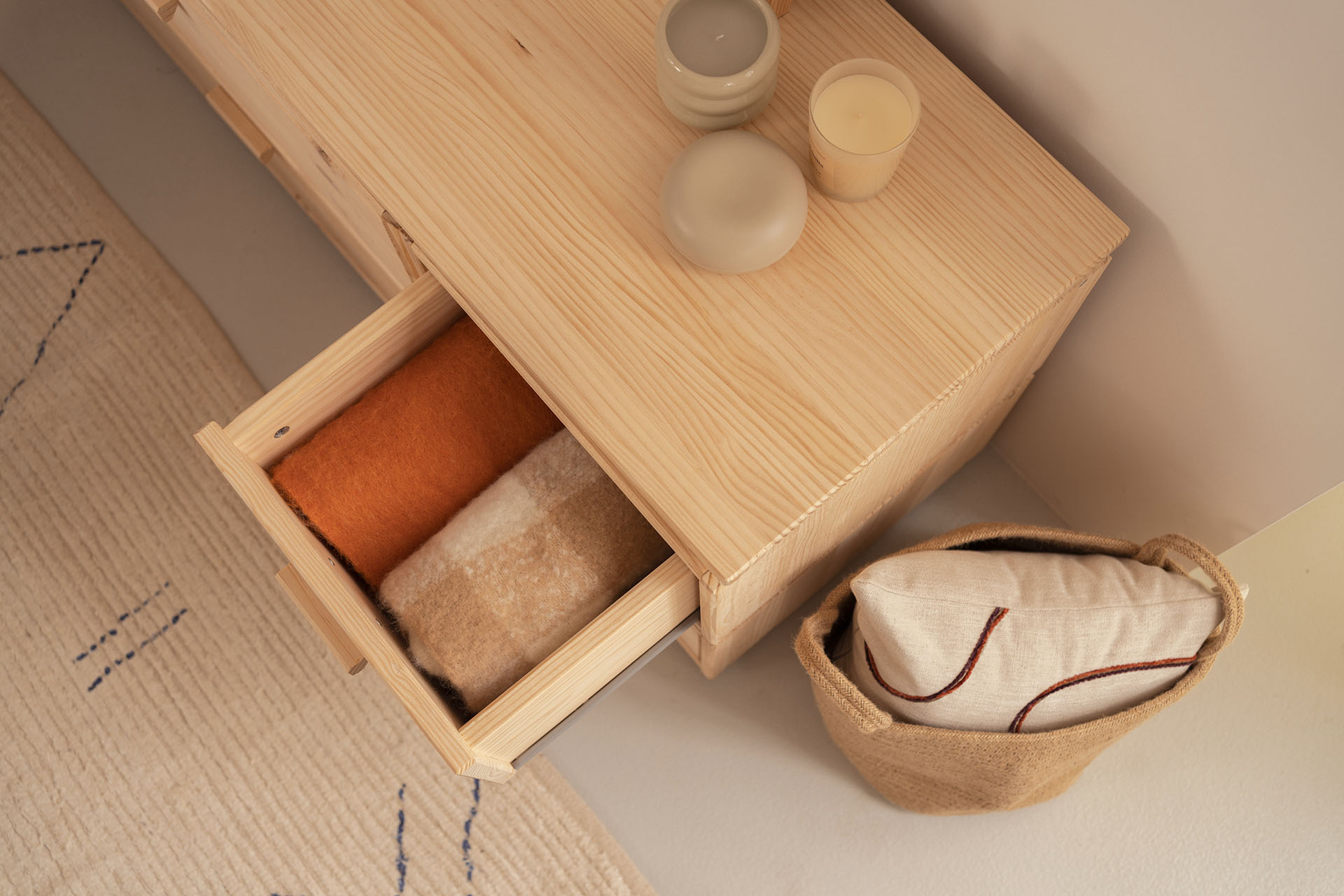 Imagen de ambiente 2 para:C&oacute;moda con 4 cajones de madera