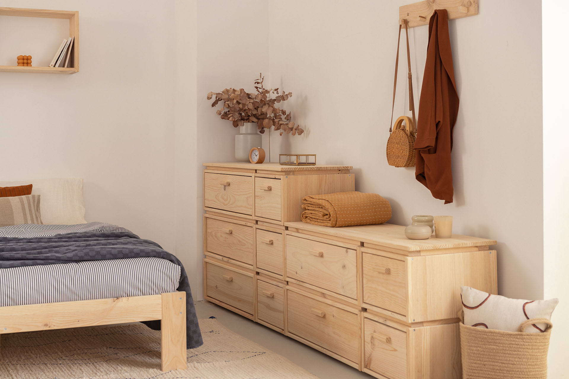 Imagen de ambiente 2 para:C&oacute;moda de madera para dormitorio