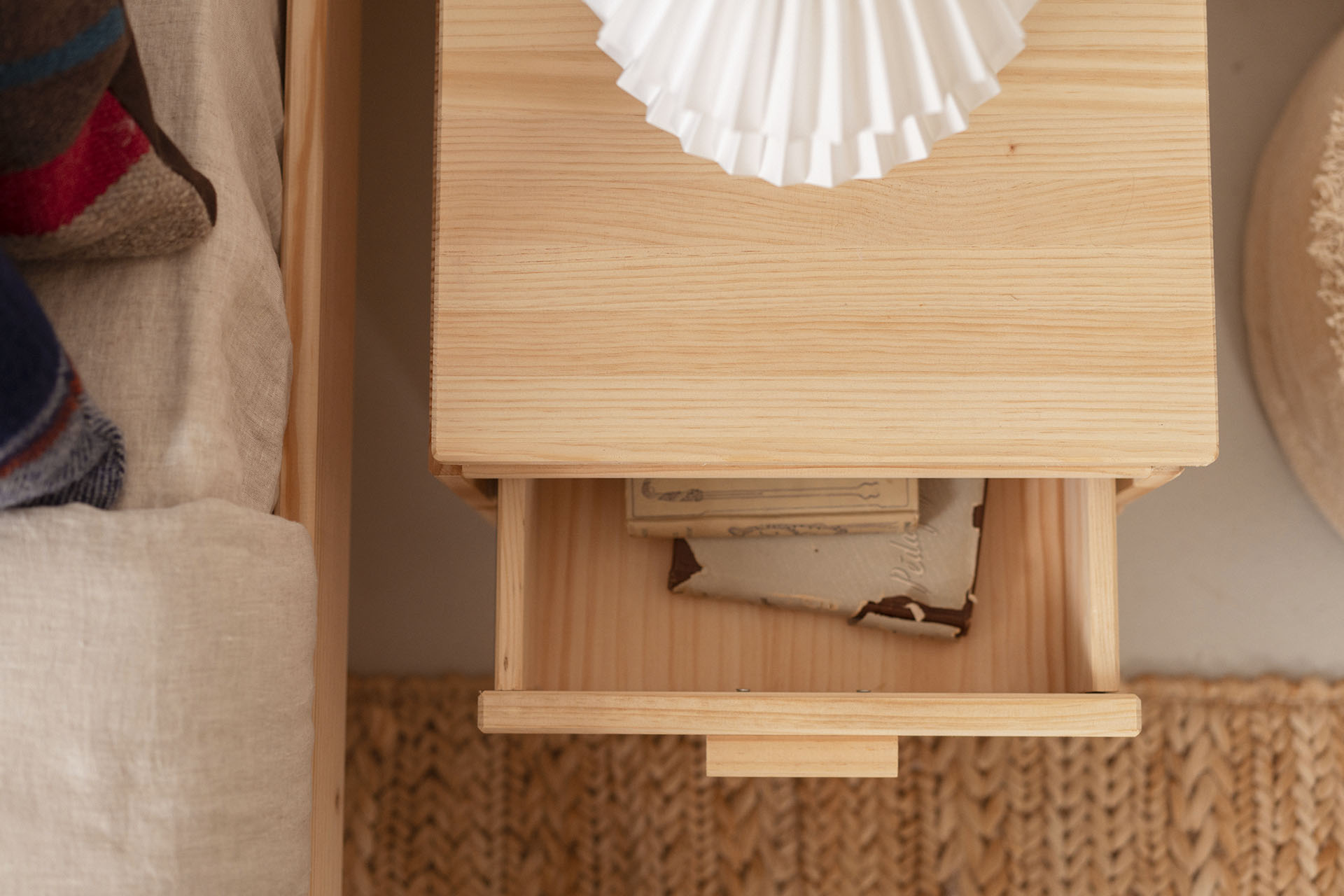 Imagen de ambiente 2 para:Mesita de noche de madera con cajones