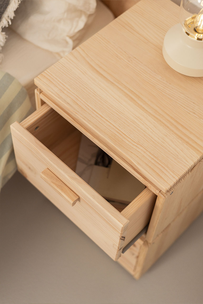 Imagen de ambiente 2 para:Mesita de noche de madera natural