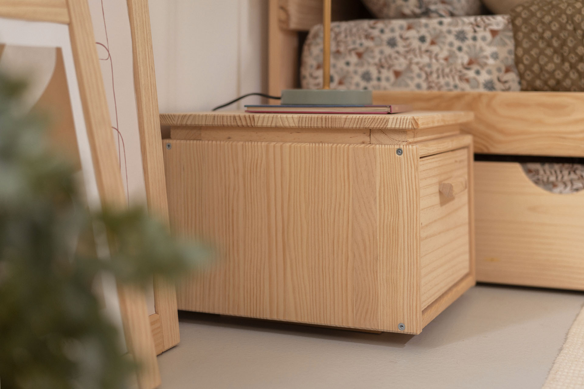 Imagen de ambiente 2 para:Mesita de noche de madera natural