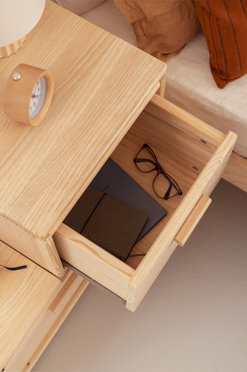 Imagen de ambiente 2 para:Mesita de noche de madera natural