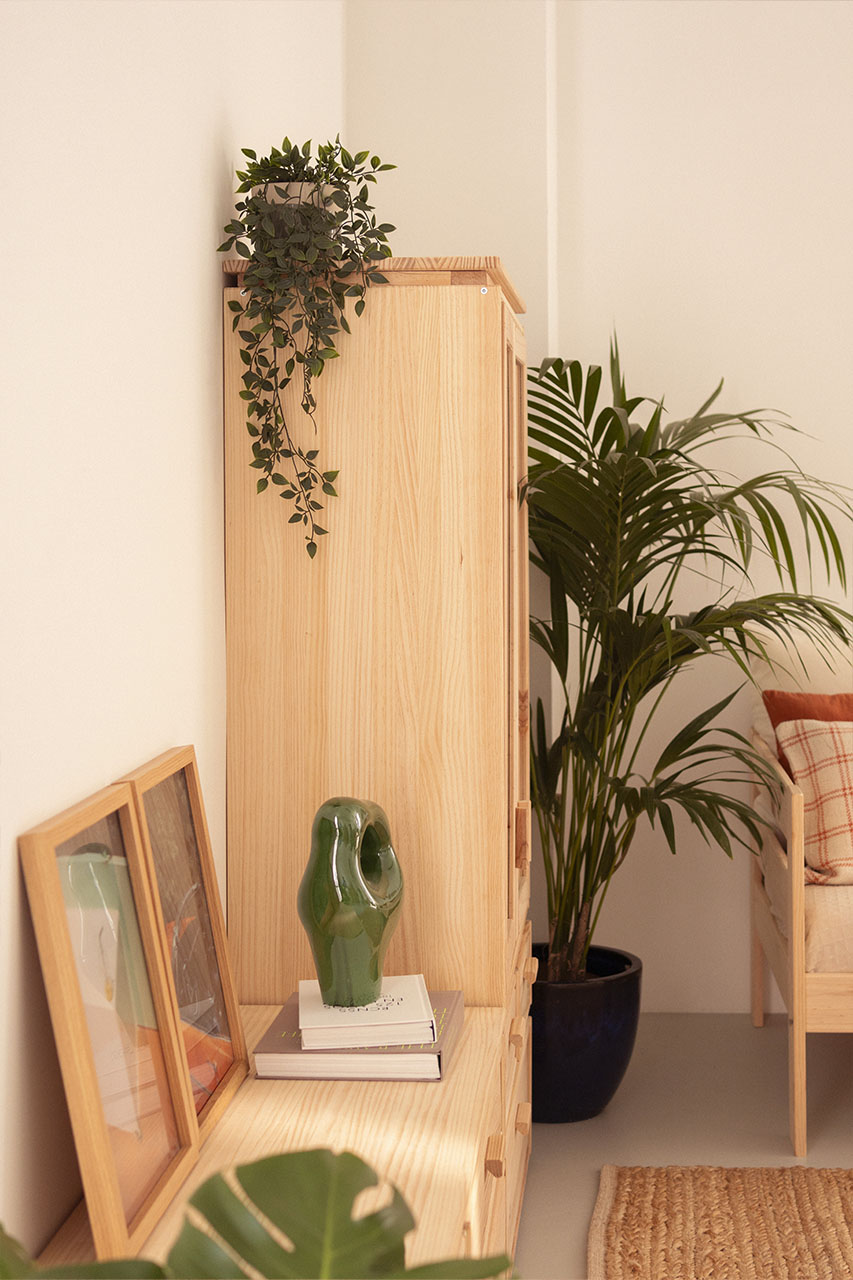 Imagen de ambiente 2 para:Vitrina de madera natural